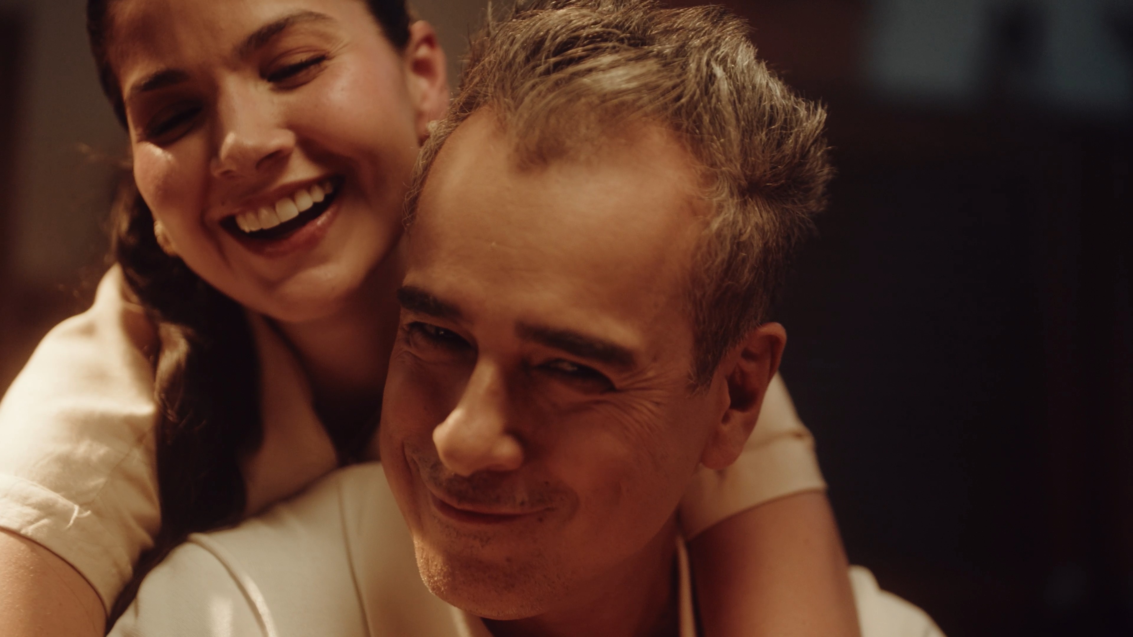 Person stand in front of a red sports oldtimer