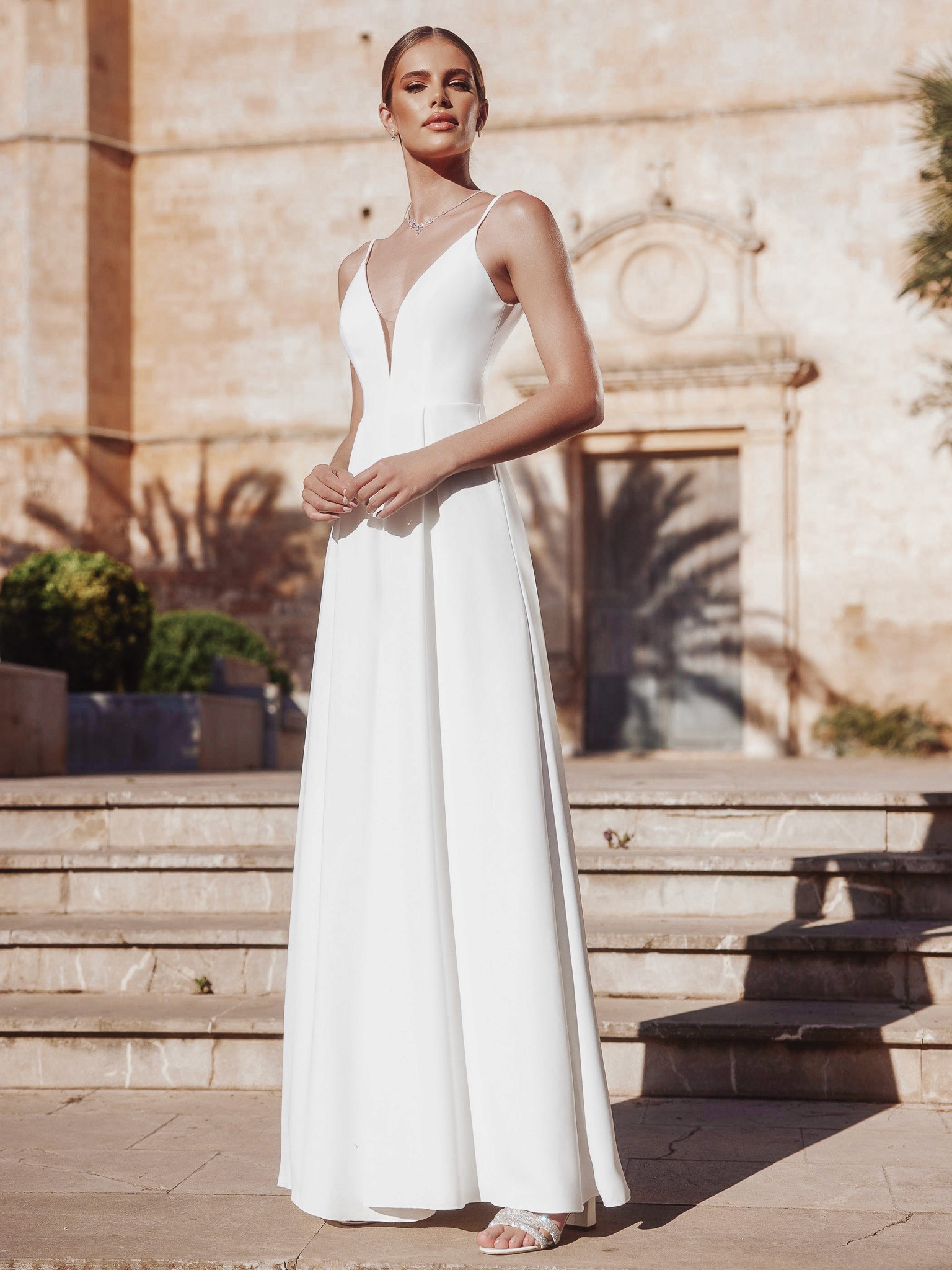 Hochzeitsjumpsuit Liv für die Braut mit klarer Linie und eleganter Ausstrahlung von Bianco Evento