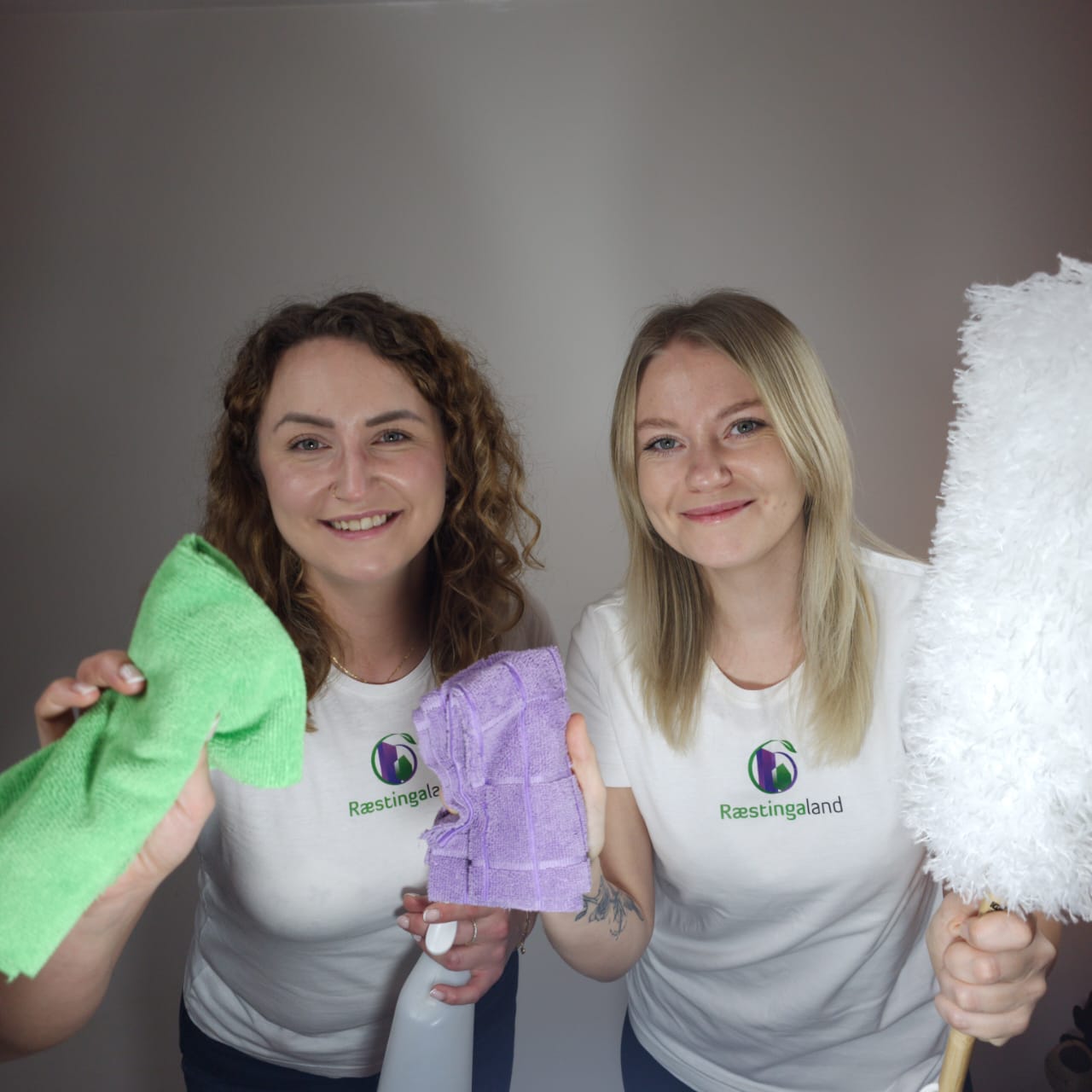 Starfsmenn Ræstingaland klárir í slaginn með moppu og spreybrúsa.