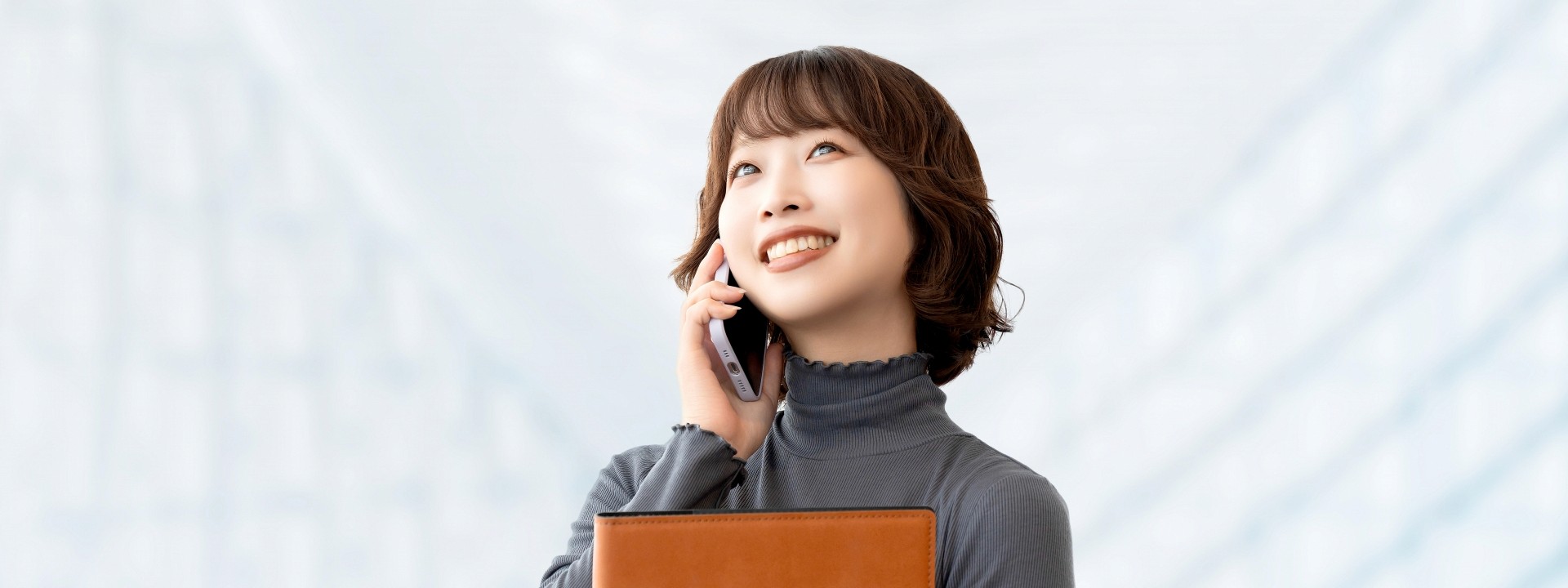 問い合わせをしている女性