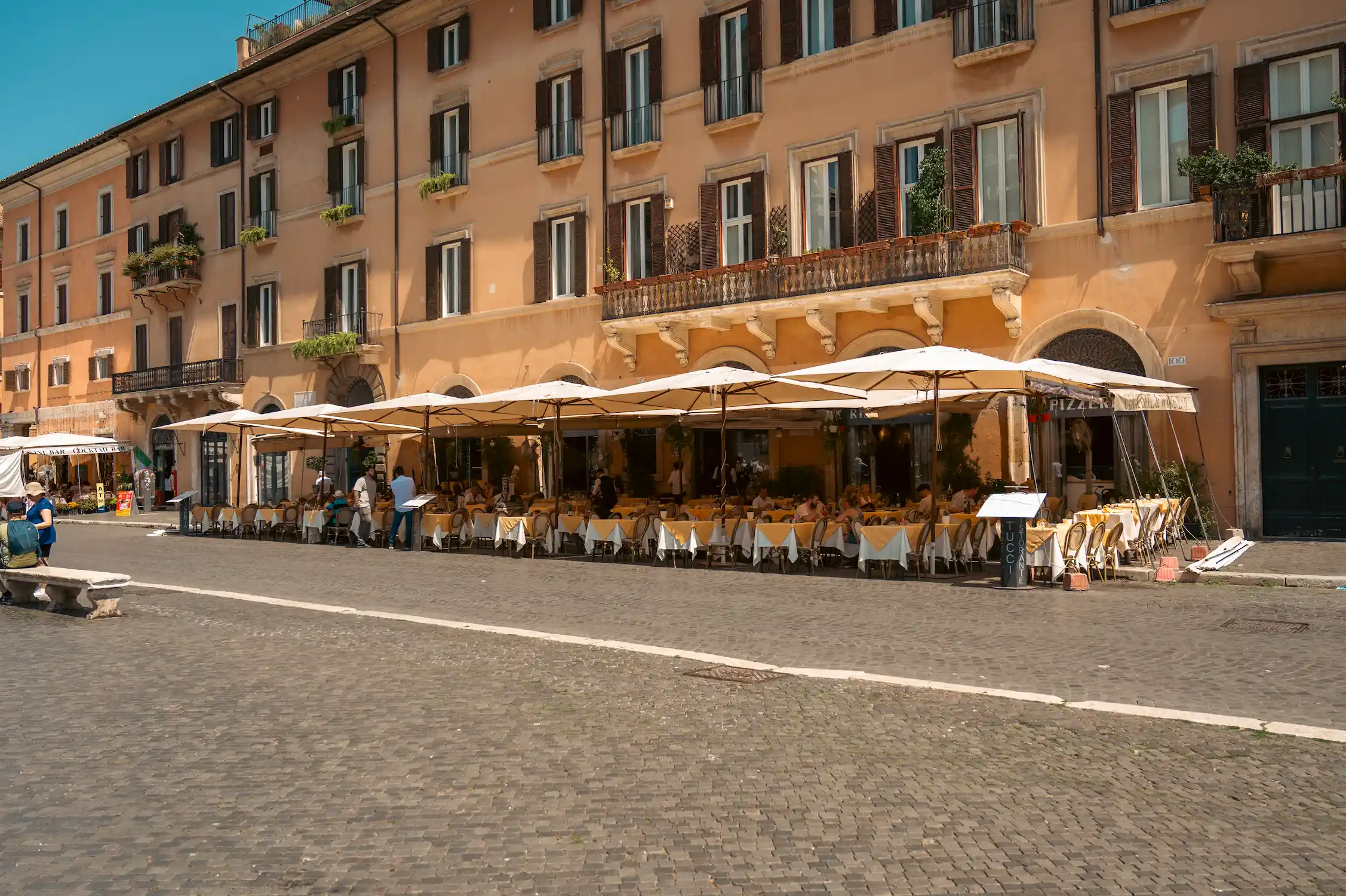 Locale Tucci, vista esterna