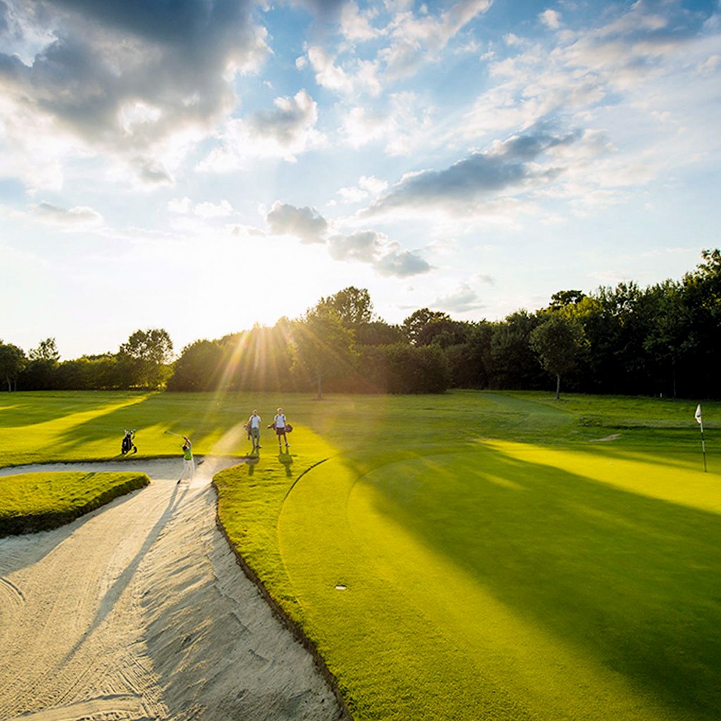 Blick auf den Golfplatz bei Sonnenuntergang, der sich direkt neben dem Restaurant Luna am Grün befindet