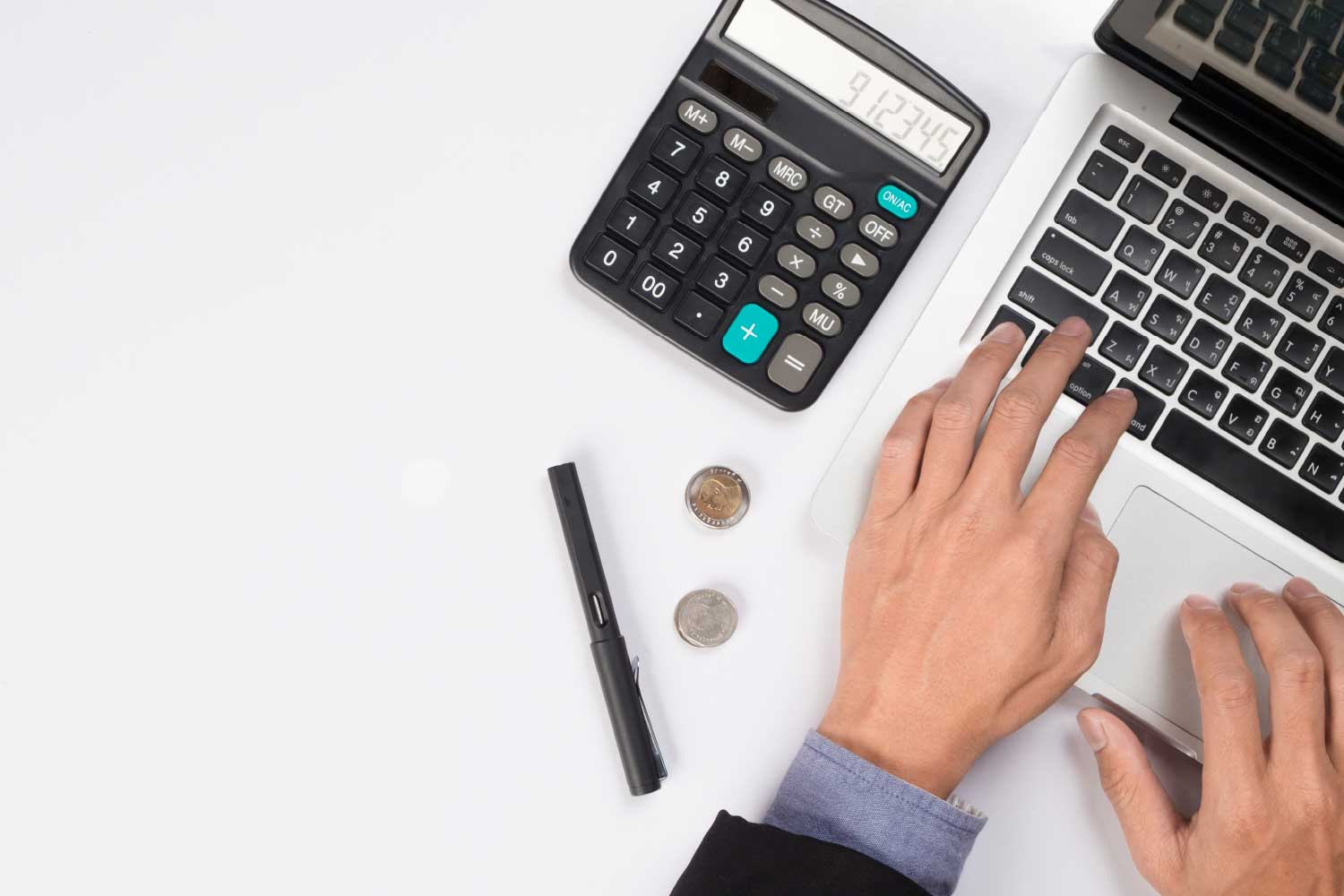 Planejamento de custos de TI com análise financeira em notebook e calculadorao - FindUP - Planejamento financeiro