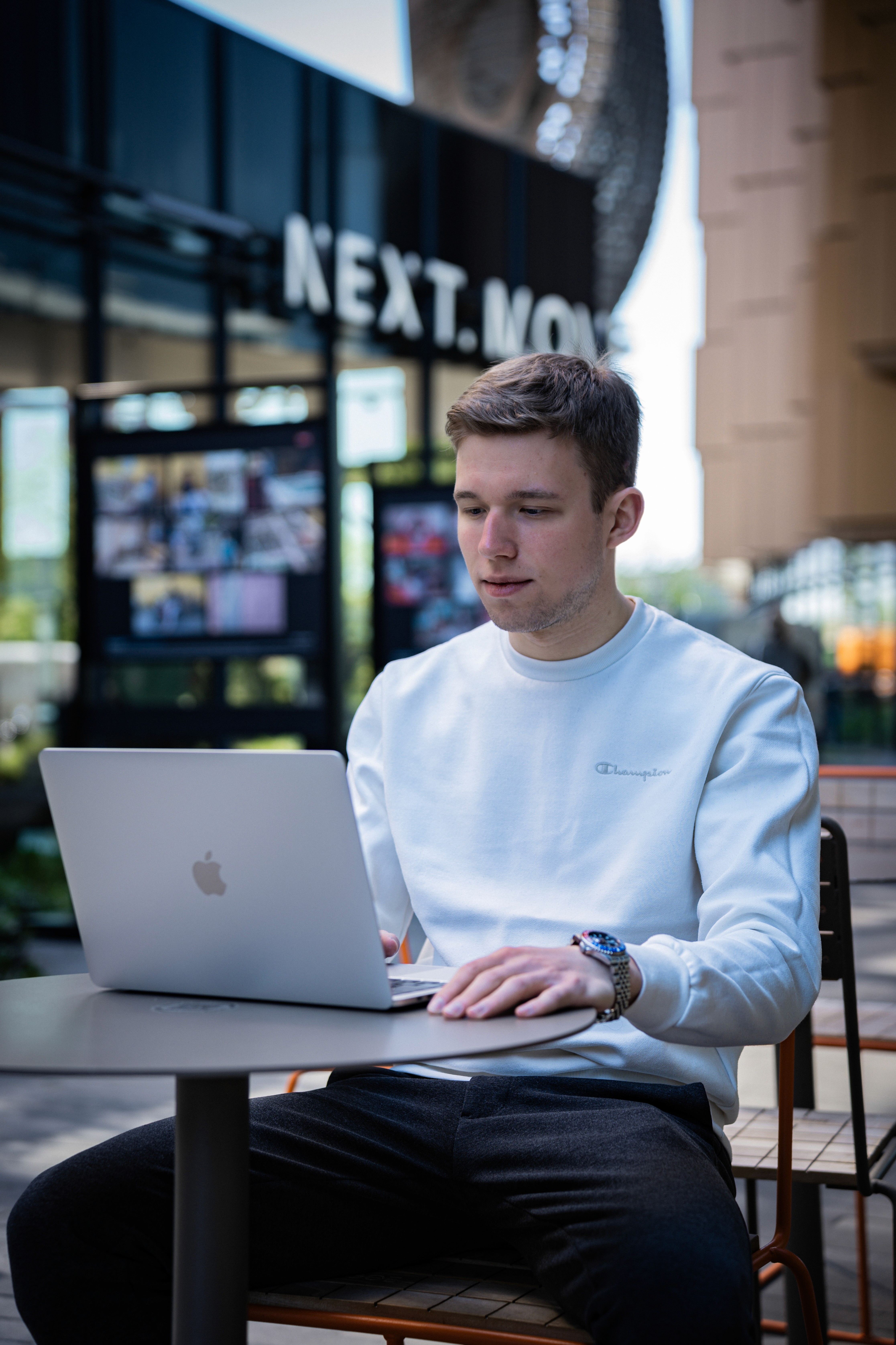 Ben Felix am Laptop