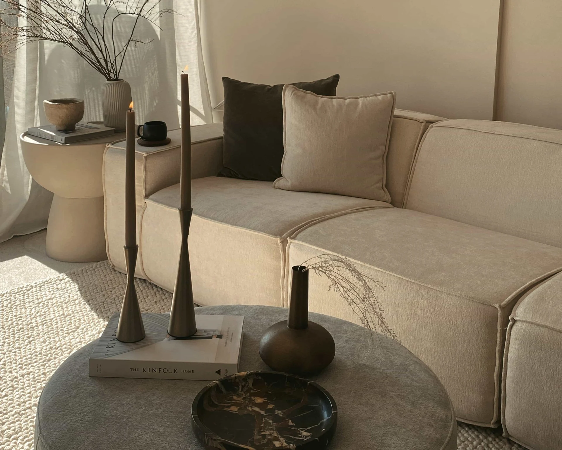 SofaLuz Marlow koltuk ve doğal ışıklı yaşam alanı
