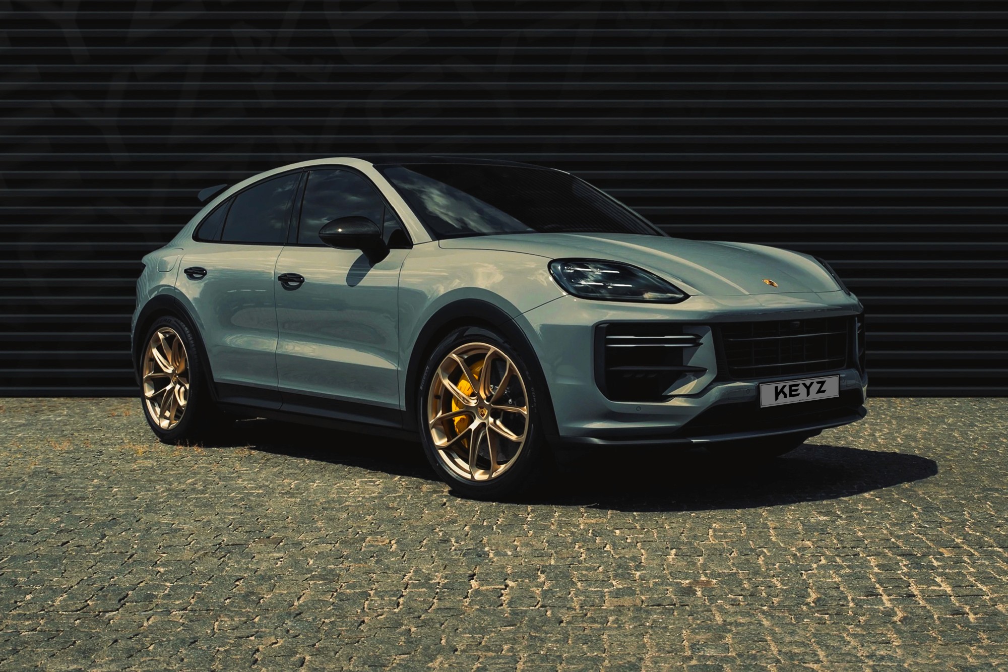 Vue extérieure Porsche Cayenne Turbo GT Gris – Location SUV à Dubaï | Keyz Rent