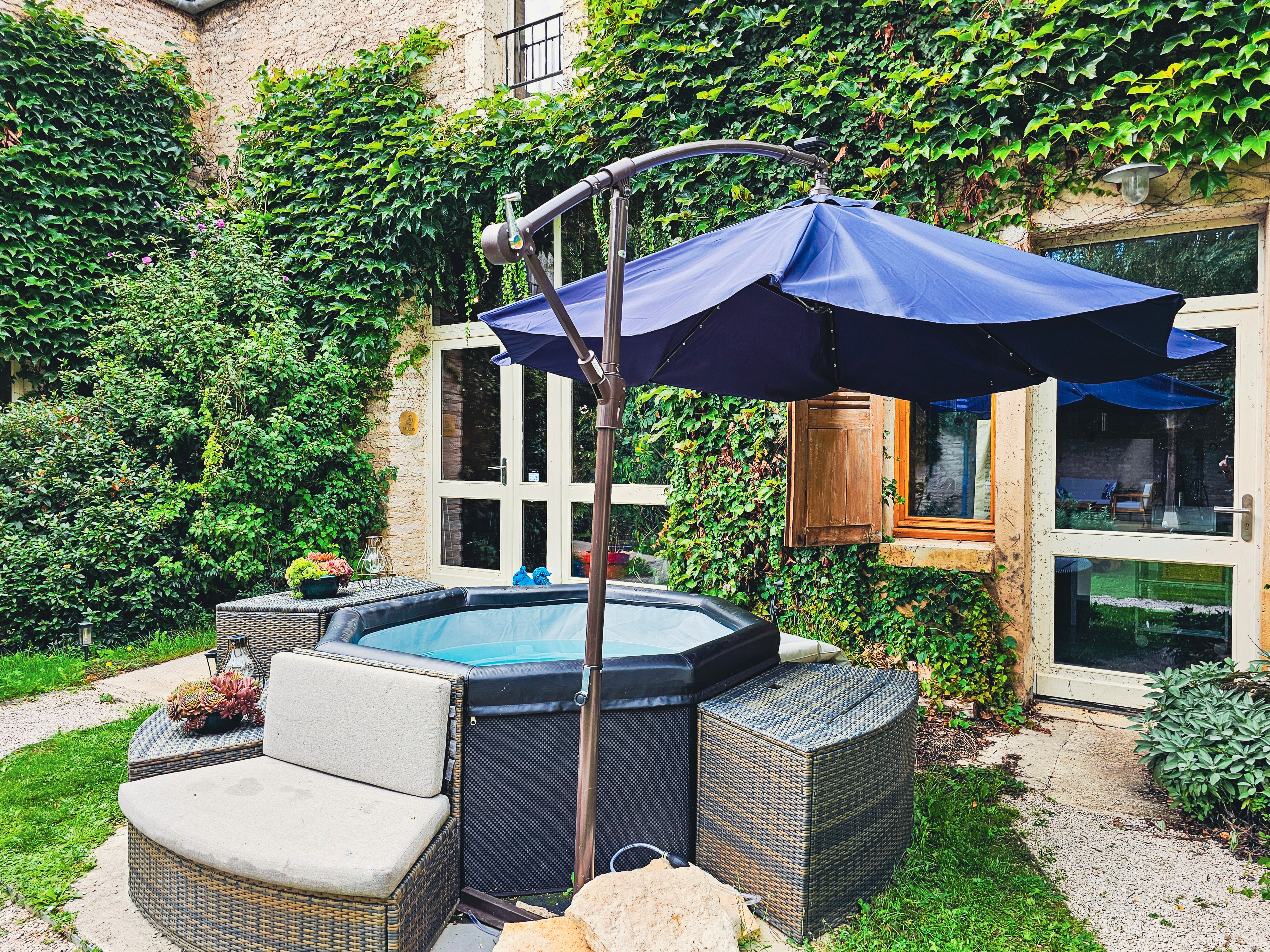 Terrasse extérieure avec parasol