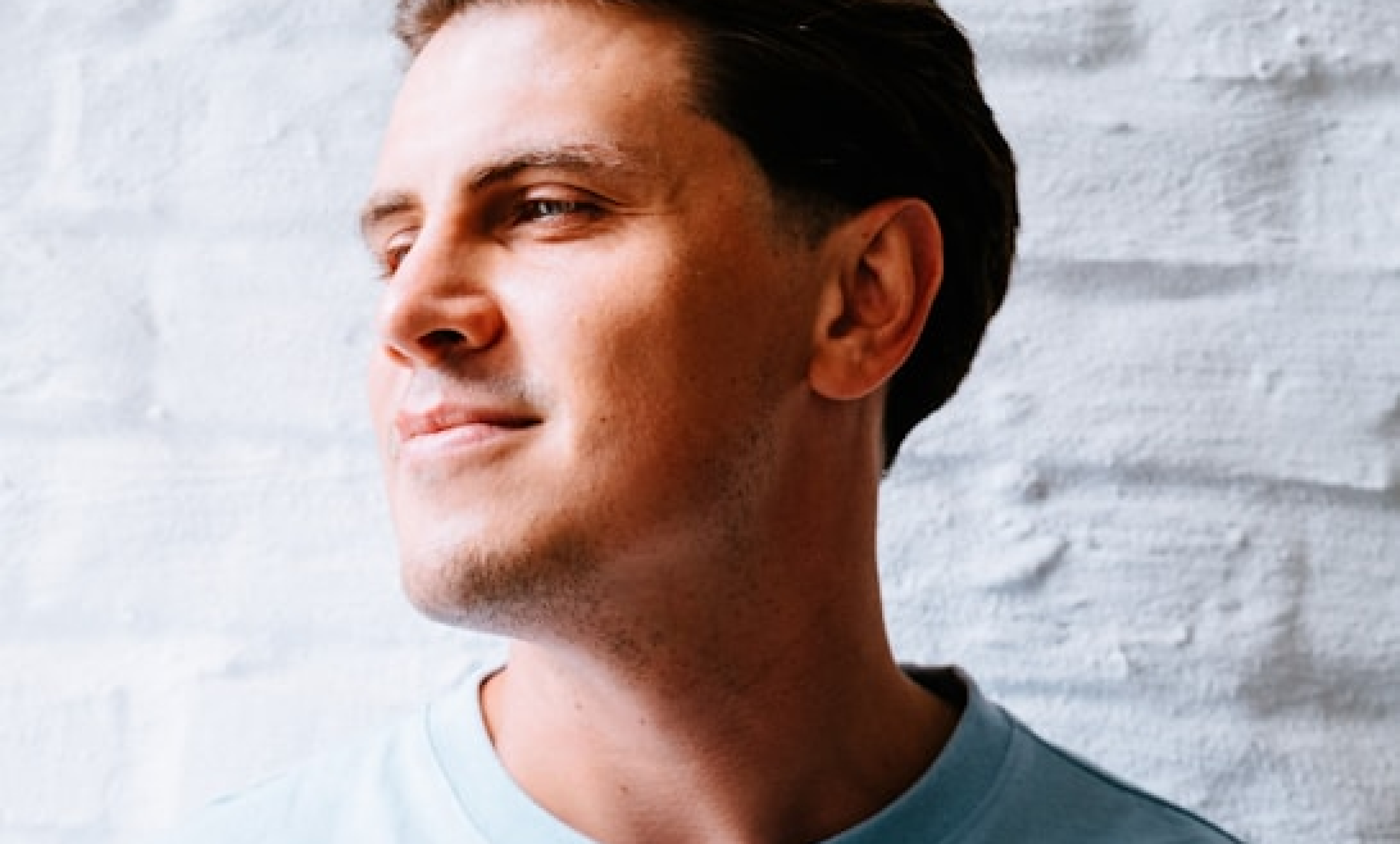 Homen olhando pro lado