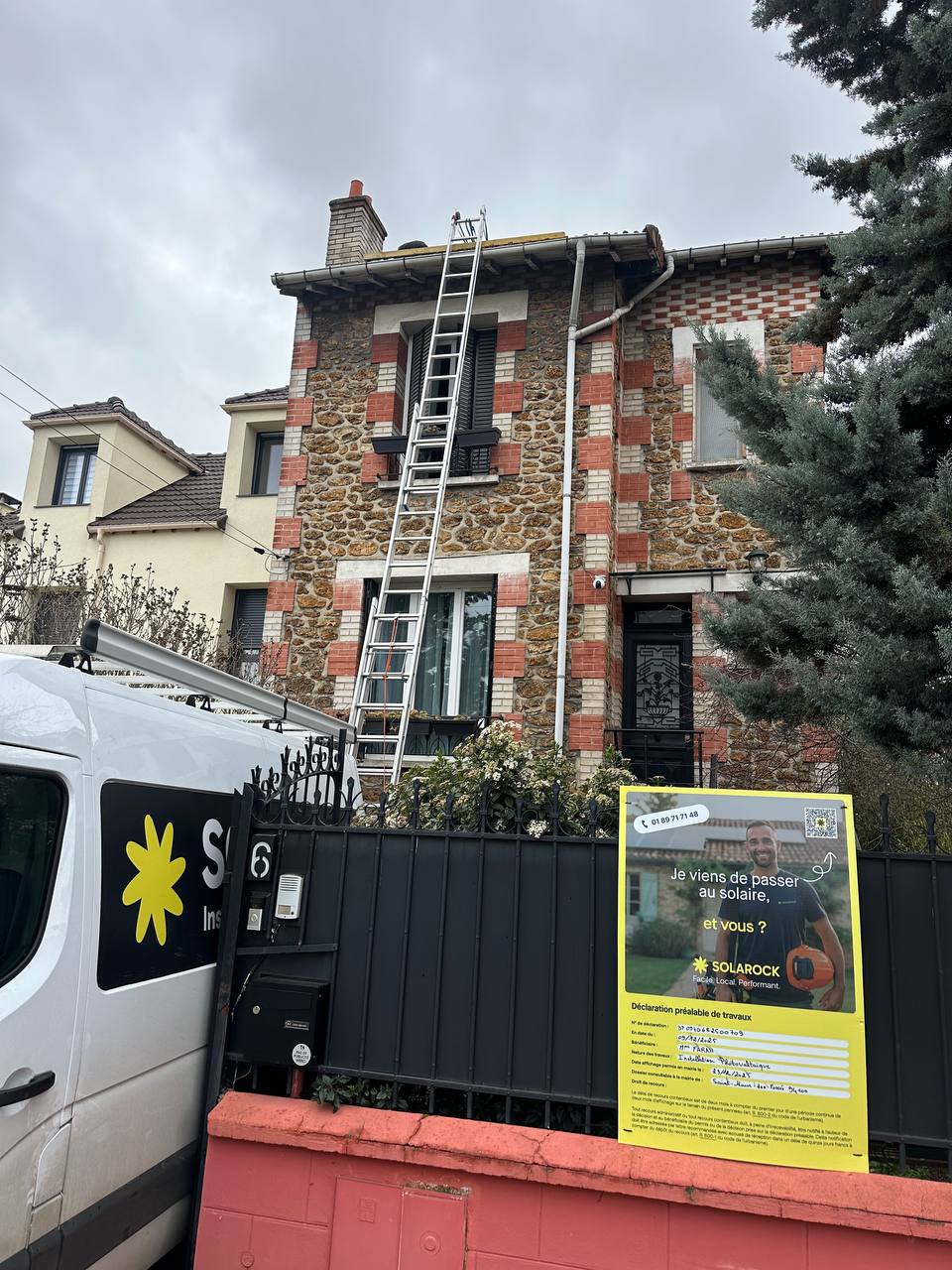 Photo d'une maison à Saint-Maur-des-Fossés entrain d'être équipée de panneaux photovoltaïques