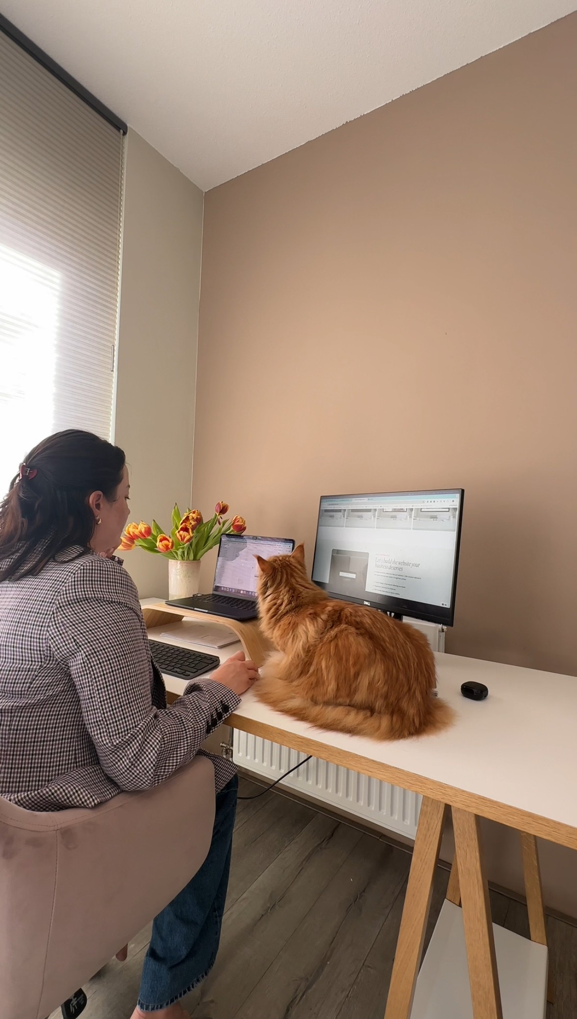 Karina Paviotti en Jackie in haar thuisstudio, bezig met een WordPress project — creatieve webdesigner in Rotterdam