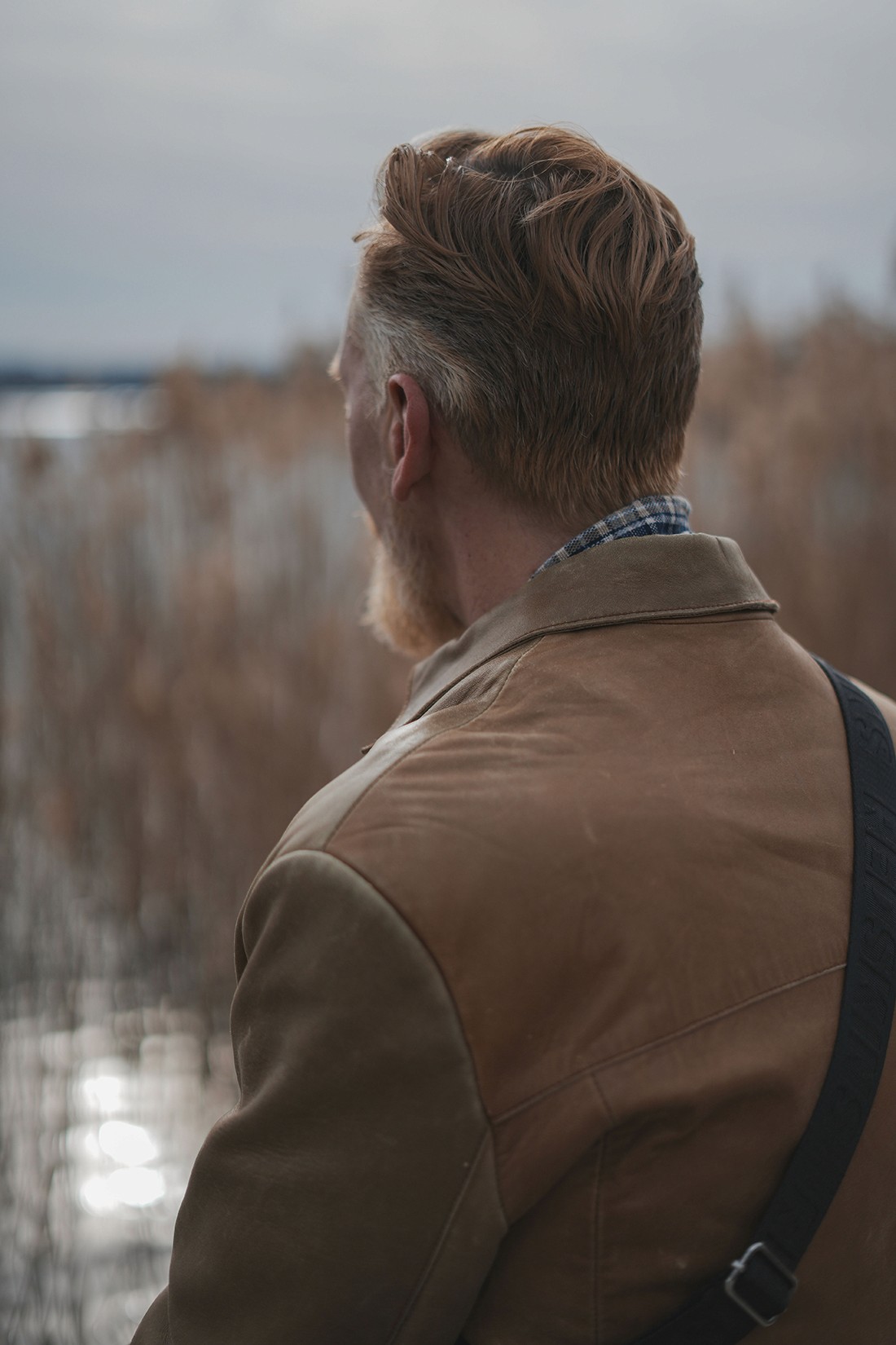 portrait homme de dos assis dans nature