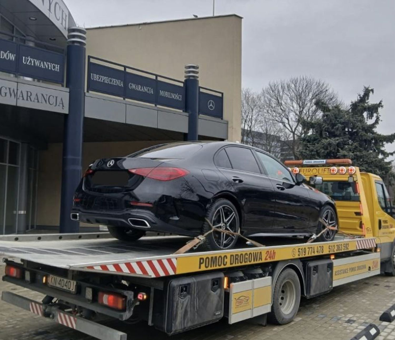 Naprawa powypadkowa auta po kolizji – pojazd na lawecie