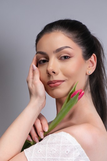 Portret feminin realizat într-o ședință foto studio cu lumină profesională în București