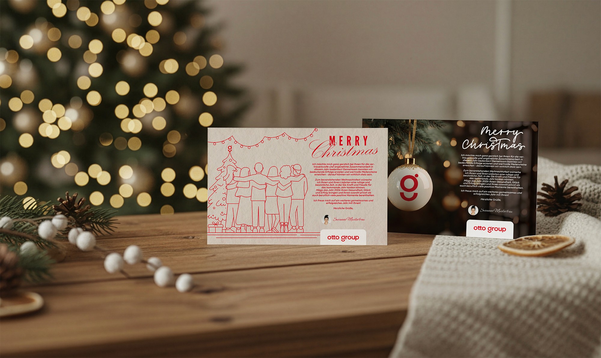 Zwei von mir gestaltete Weihnachtskarten auf einem Holztisch. Die erste Karte zeigt einen illustrativen Weihnachtsbaum mit einer Gruppe von Menschen und Lichtern im Hintergrund. Die zweite Karte zeigt ein Close-up einer Weihnachtskugel mit dem Otto Group Logo und handgeschriebenem „Merry Christmas“ Schriftzug.