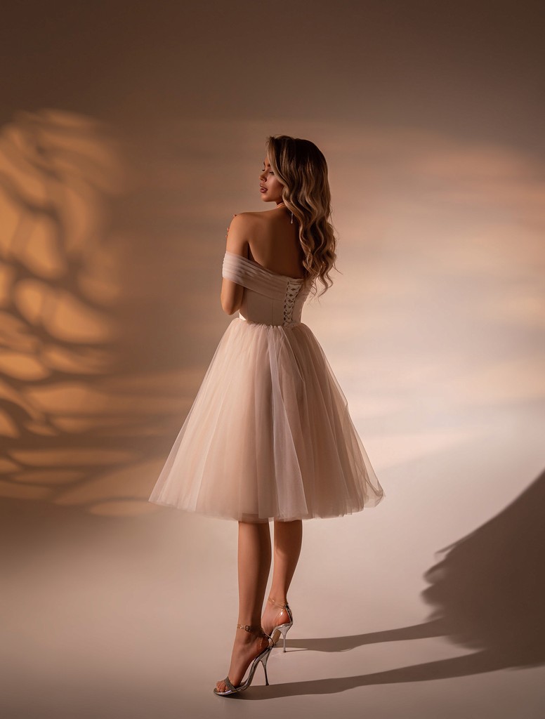 Korte trouwjurk met tule rok – Magnolia Bruidsatelier Deventer