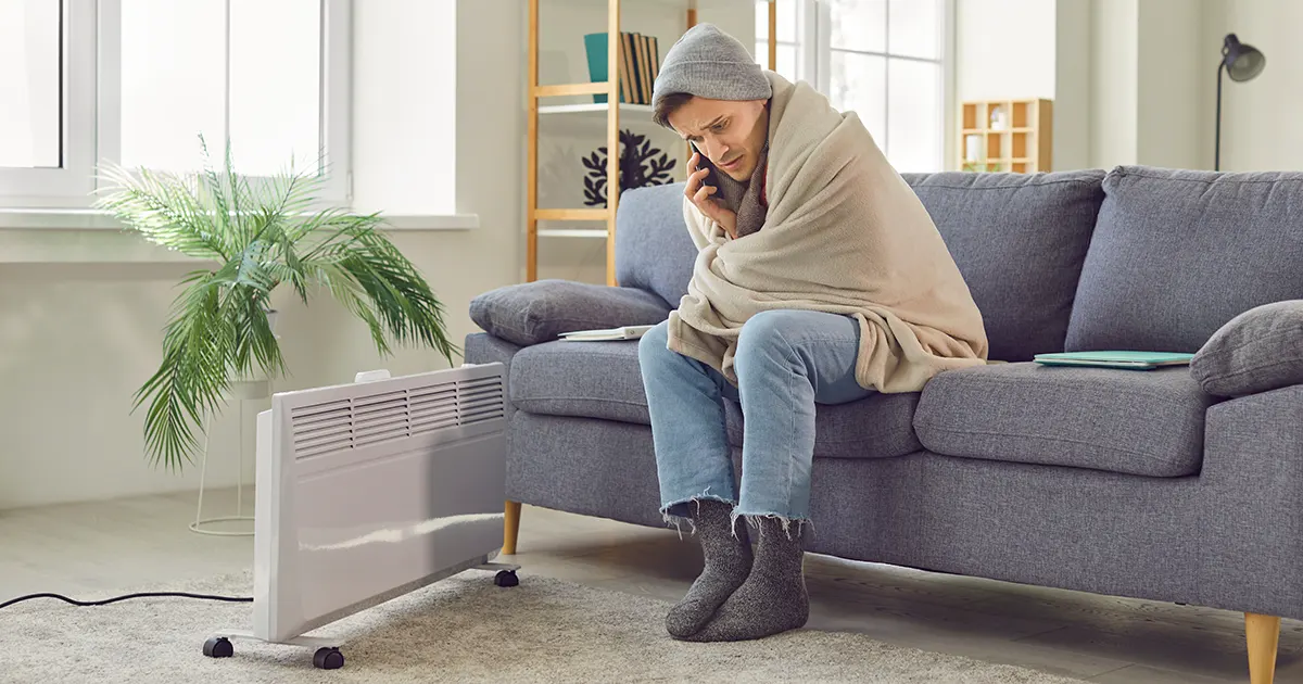 Illustrasjonsbilde av en mann som har fått corona og sitter i telefonen og snakker med Svein-Magne Pedersen.
