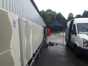 Le chauffage à Nancy sur le mur d'un local commercial, avec un camion de chauffagiste à droite