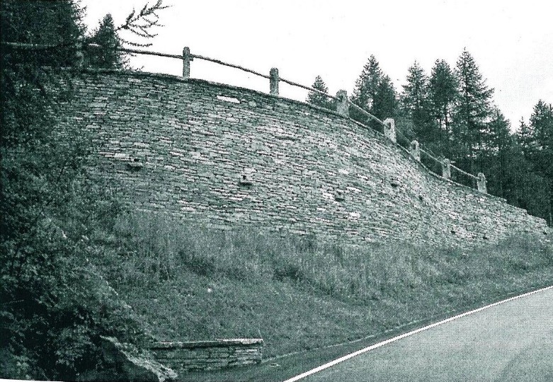 Stützmauer aus Natursteinen an Alpenstraße