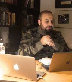 Fatih Çoban, gelir üreten dönemde kütüphanede iki bilgisayarla çalışırken