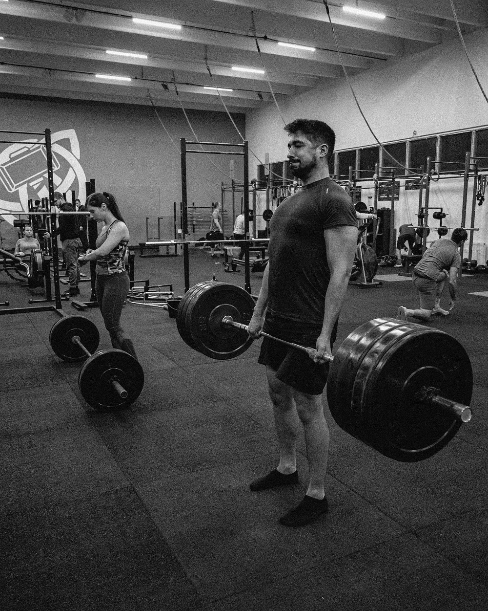 Summit sportoló felhúzó gyakorlatot végez