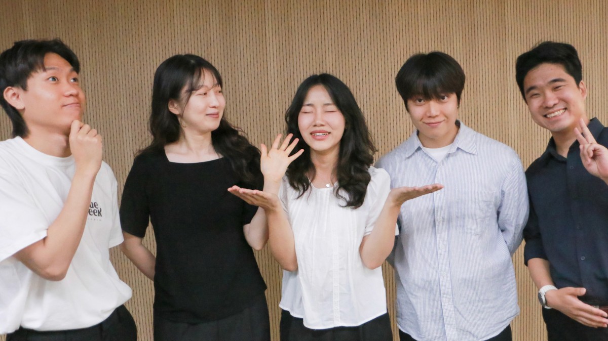 히즈빈스 스태프 5명이 각각 다른 모습으로 행복하게 사진을 찍고 있는 모습