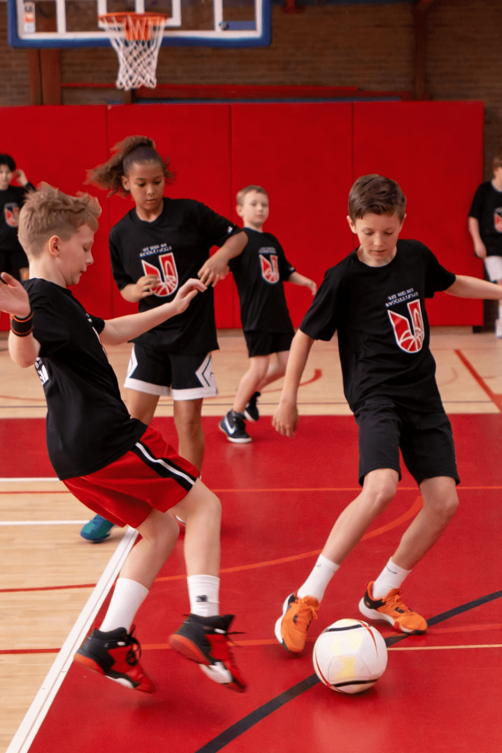 Voetbal clinic van Jong In Vorm voor basisschool kinderen in Rotterdam