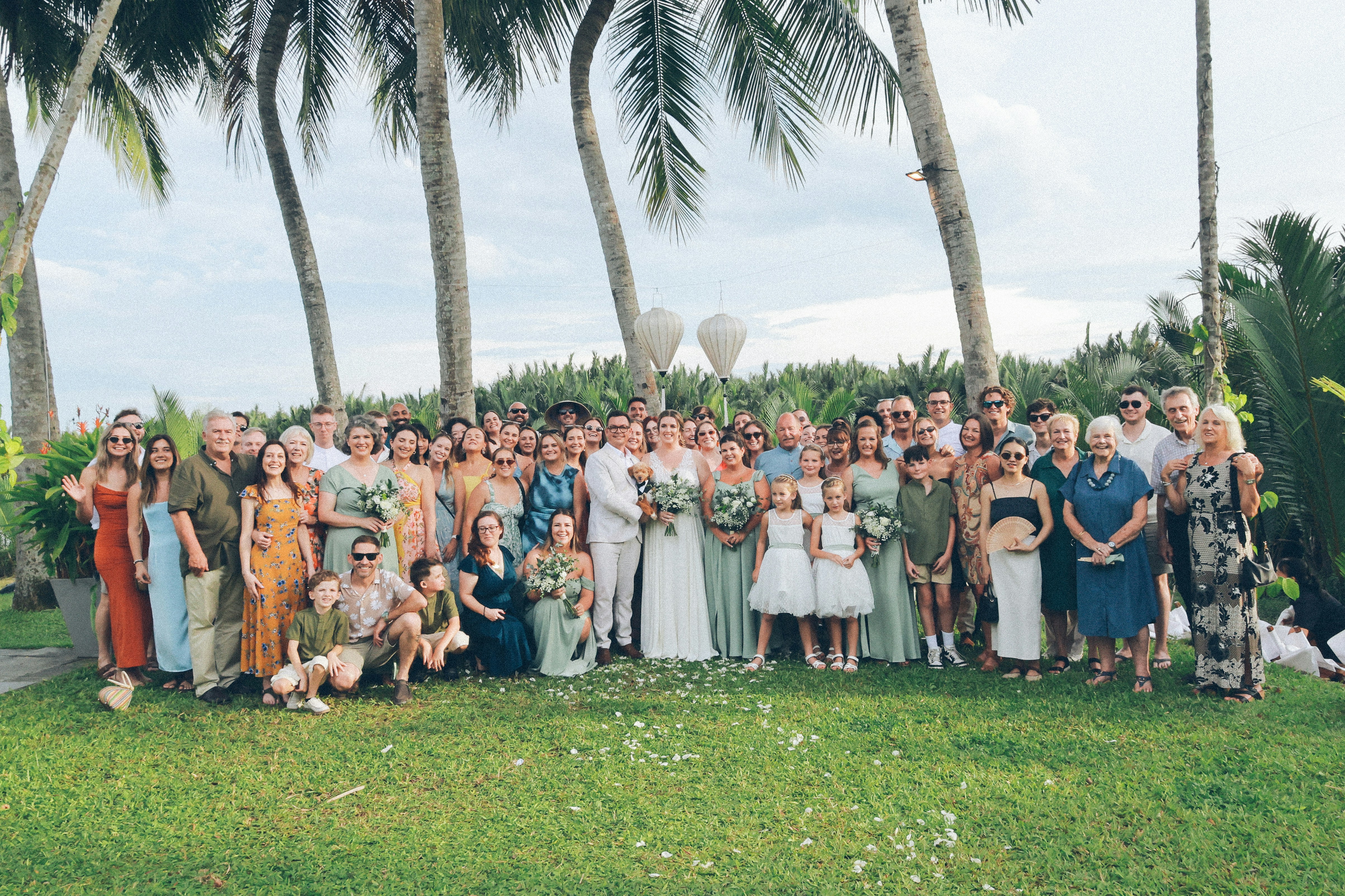 photo de groupe lors d'un mariage intergénérationnel