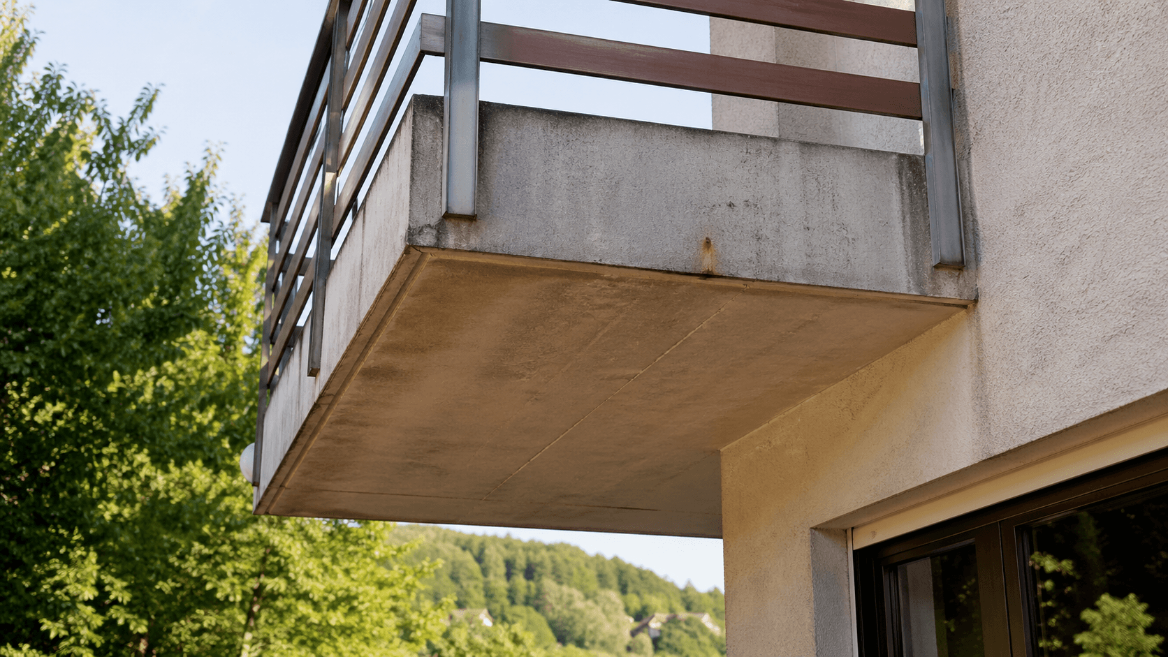 sanierungsbedürftiger balkon im sonnigen heiligenhaus