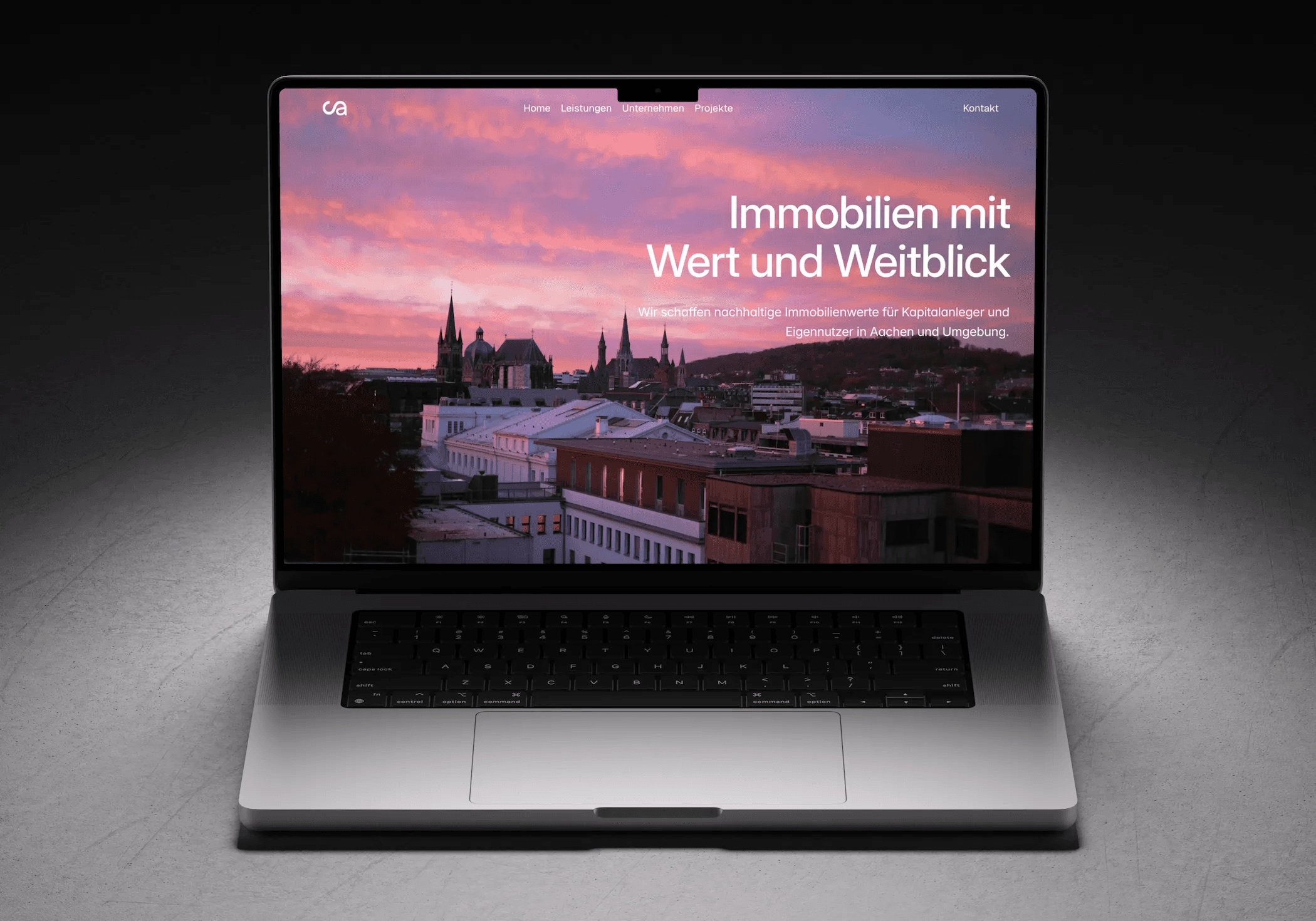 Professionelles Webdesign Leverkusen: MacBook-Mockup einer mit Framer erstellten Webseite für einen Bauprojektentwickler mit Blick auf den Aachener Dom