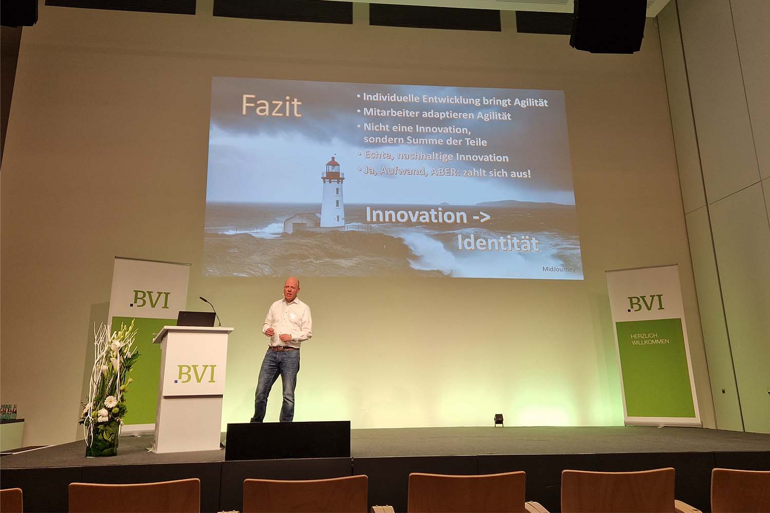 Foto eines Vortrags mit Präsentation auf Bühne – Thema: agile Methoden und Innovationskultur.