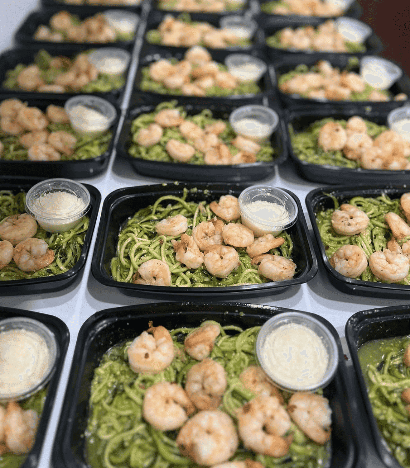 Gambas con pasta al pesto.