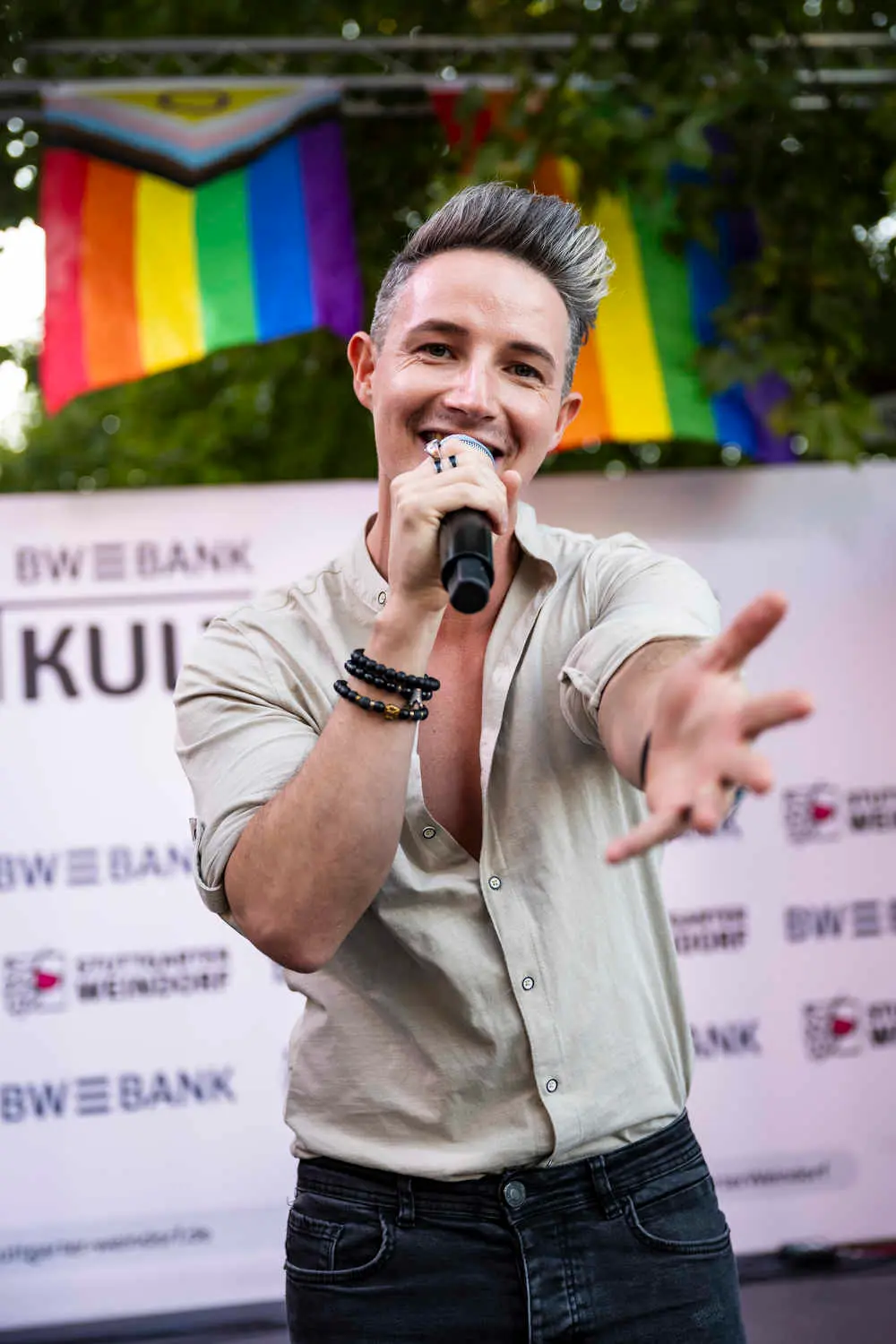 Singer Damiano Maiolini at the hour of diversity at Stuttgarter Weindorf 2025 