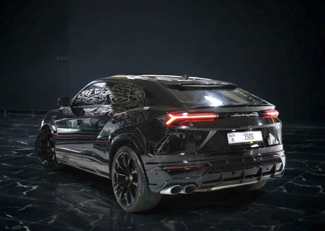 Lamborghini Urus 2024 black exterior – premium SUV rental in Dubai