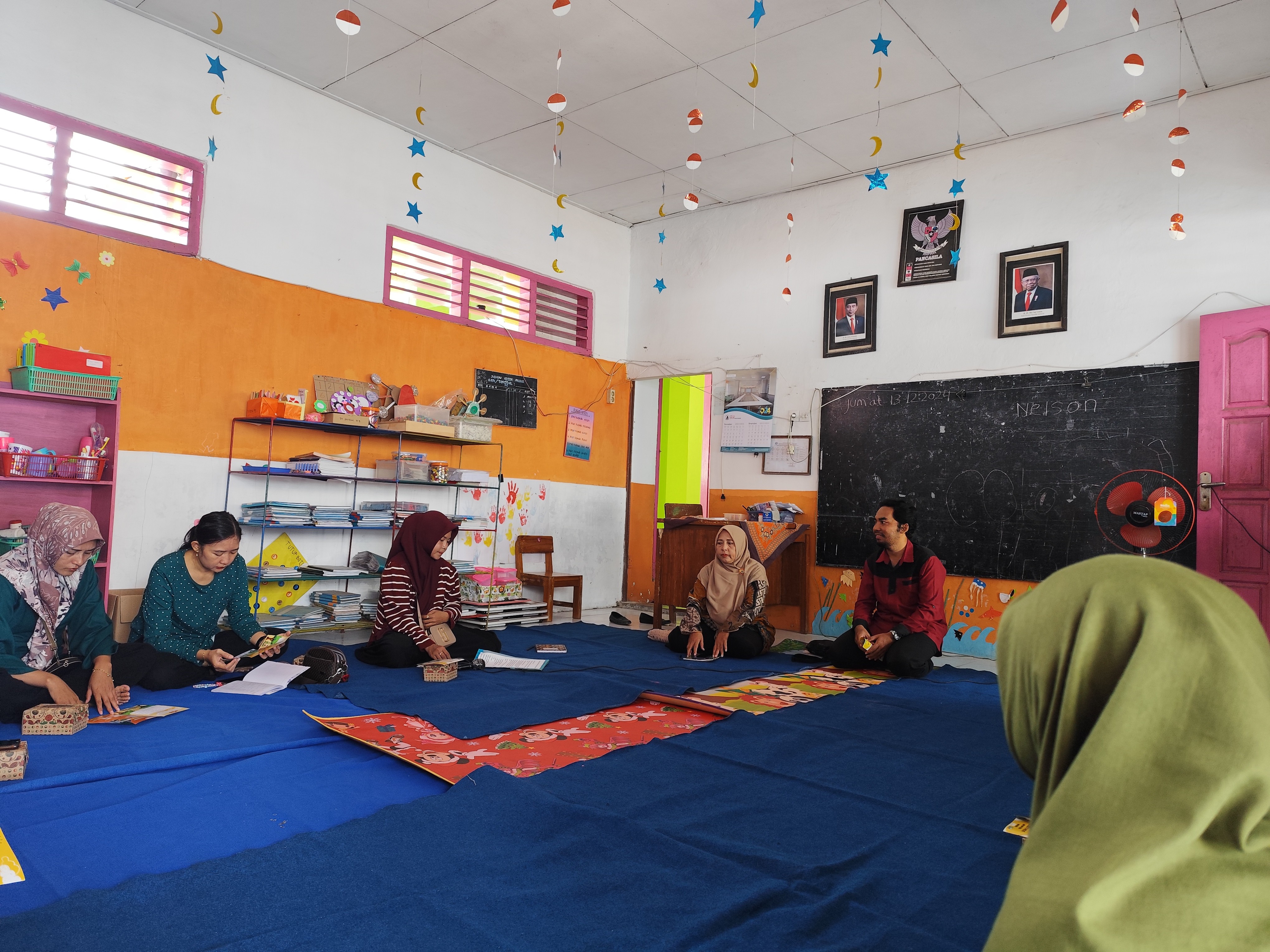 assorted-color pencil