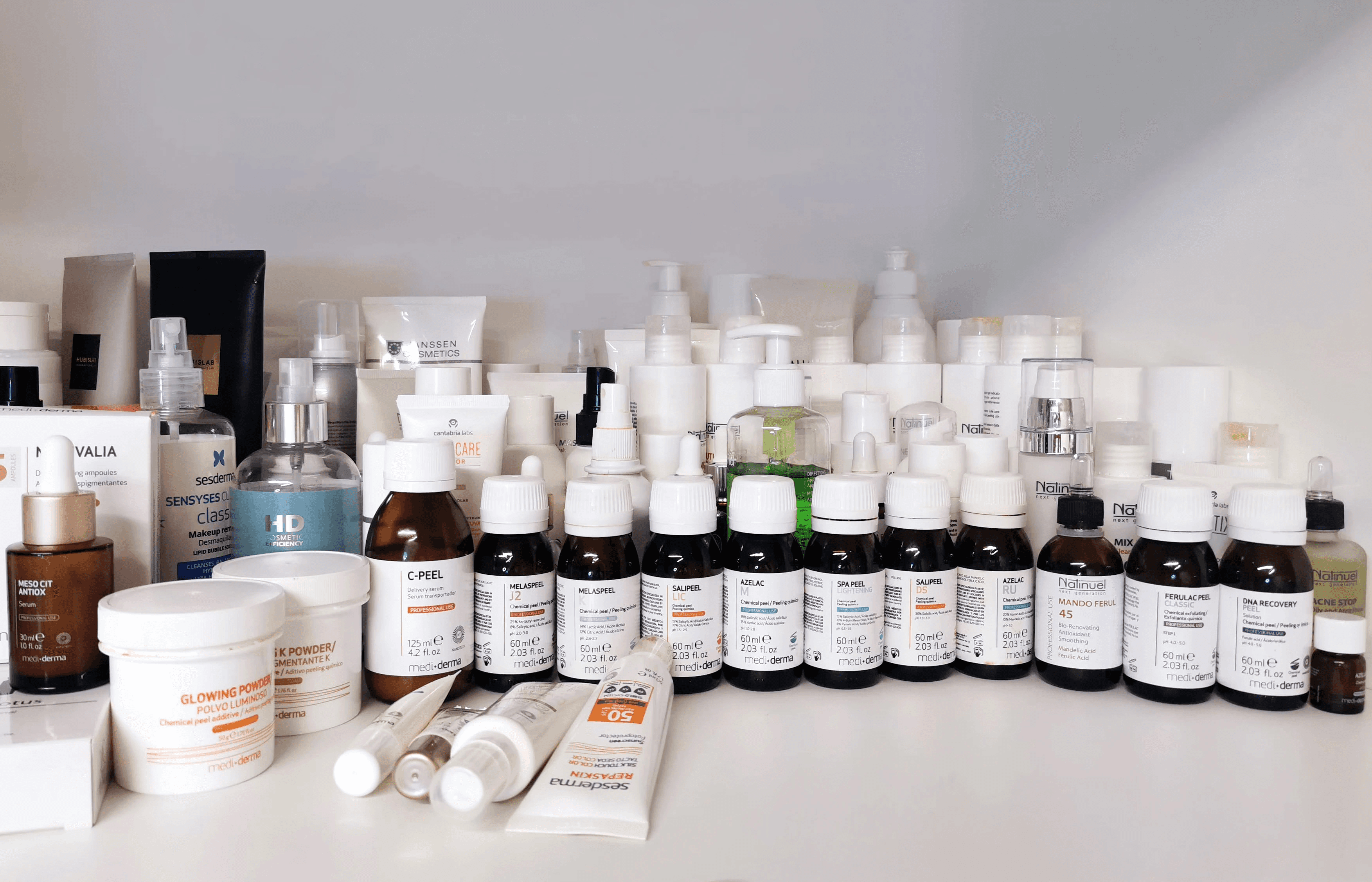 Plaukts ar profesionāliem kosmētikas līdzekļiem, flakoniem un ādas kopšanas preparātiem.