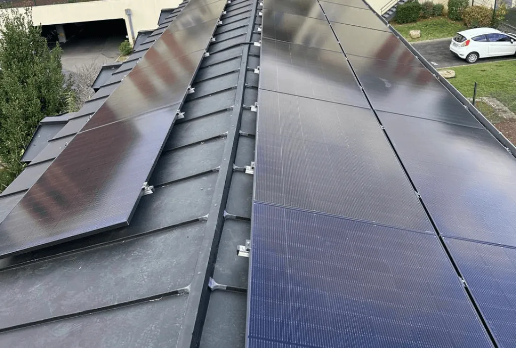 Photo d'un toit d’une maison à Elbeuf en France équipée de panneaux photovoltaïques dont l'installation a été faite par Solarock.