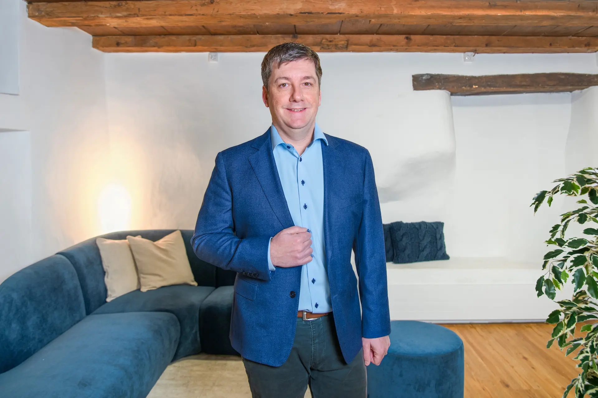 Standortleiter Carlo Brog für Immobilienverkauf in Bern im Büro