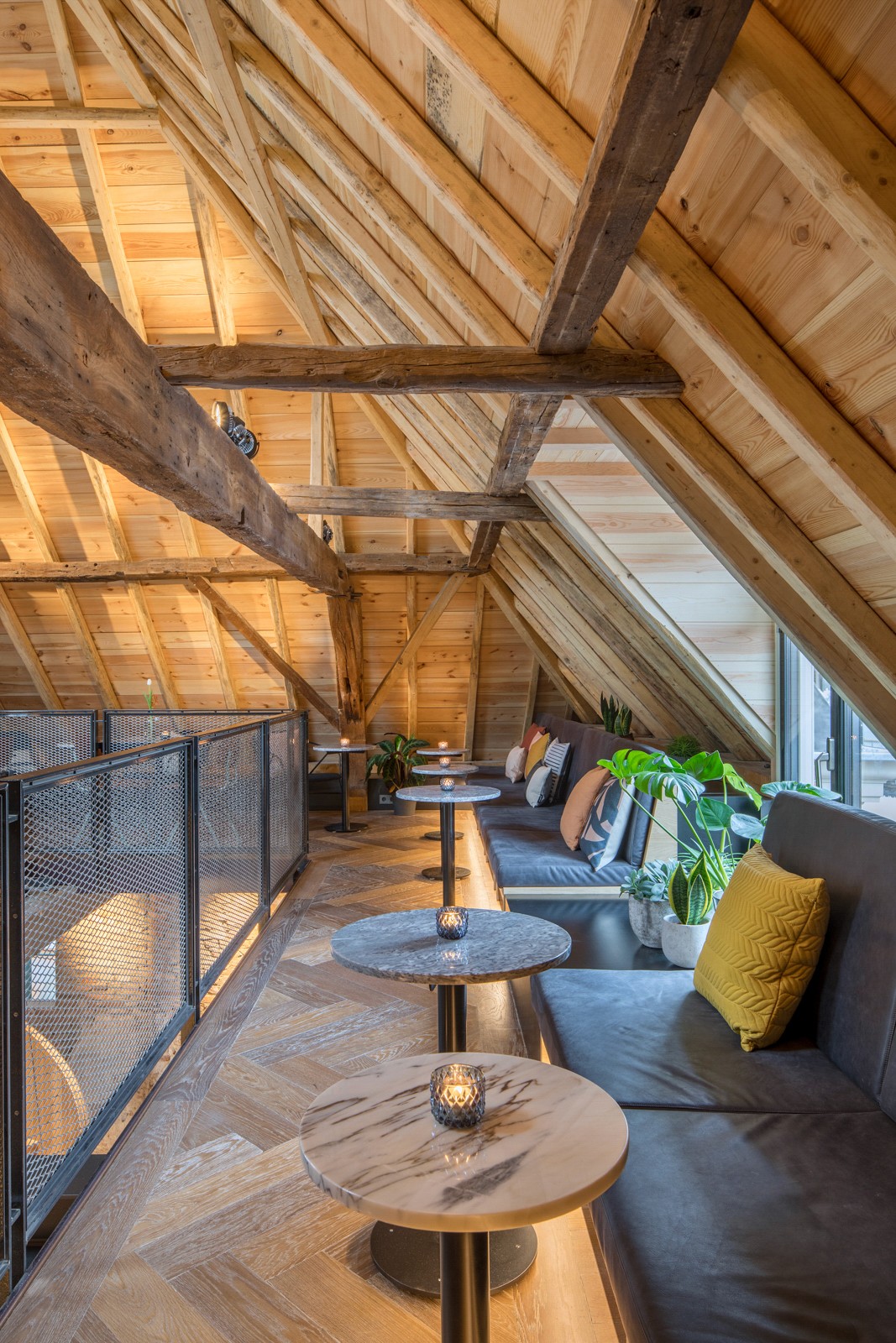 Positive Space, Madonna - zolder zitjes staand