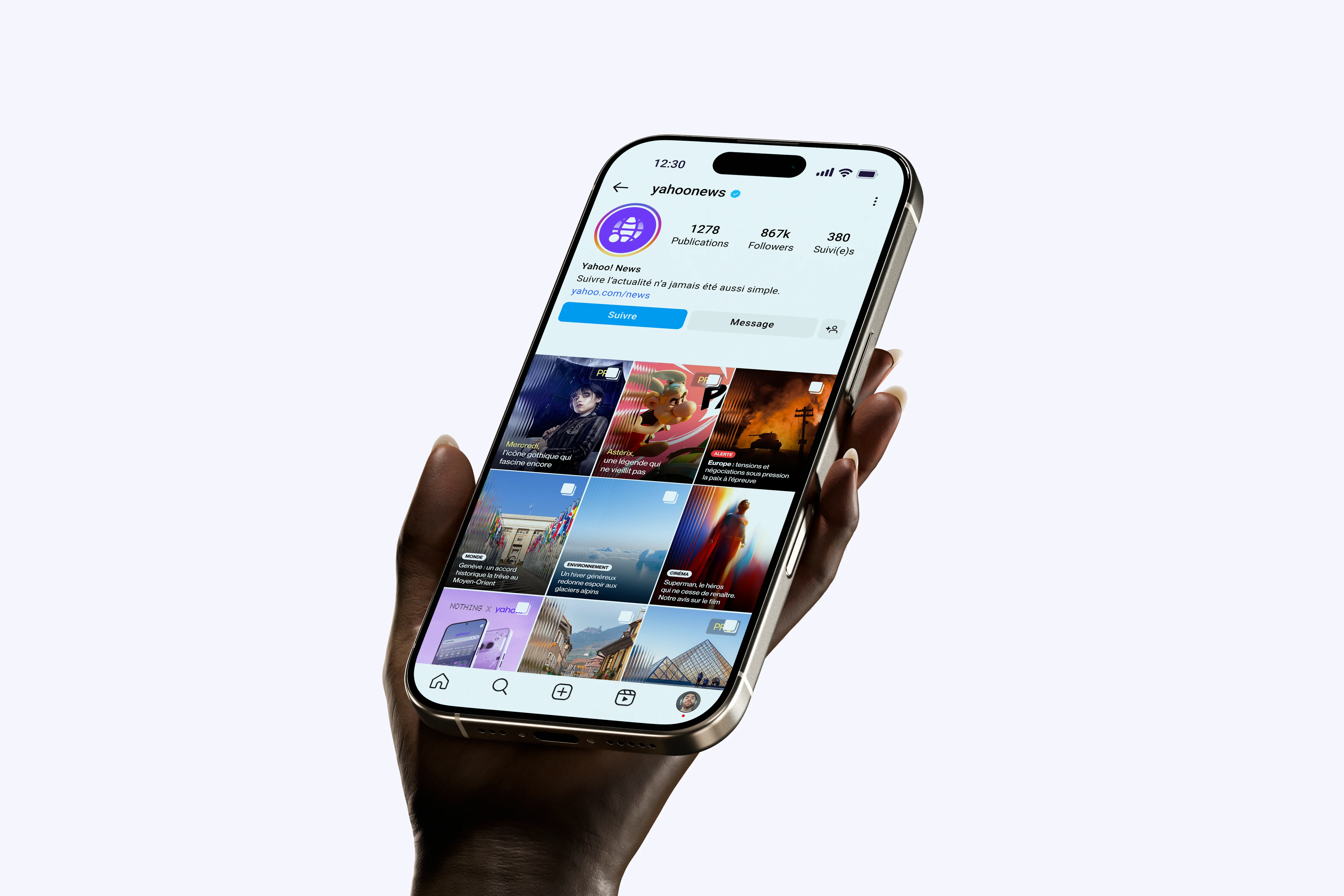 Une main tient un smartphone affichant la page de profil instagram de Yahoo! avec une grille de publications colorées.