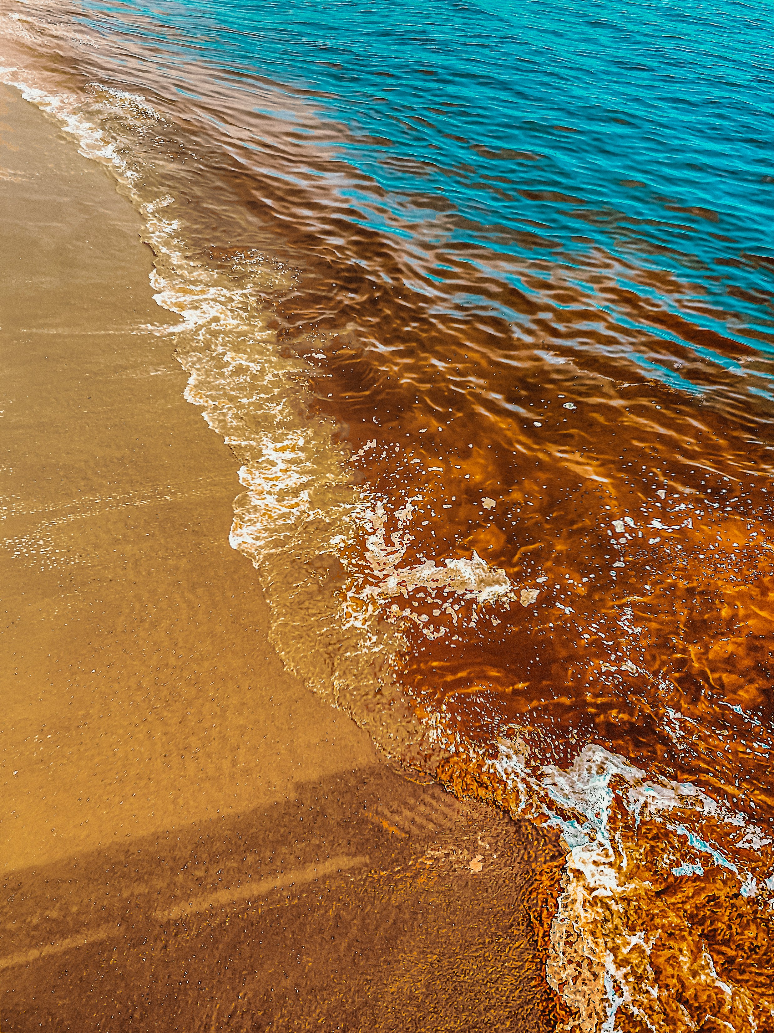 sea waves crashing on shore during daytime