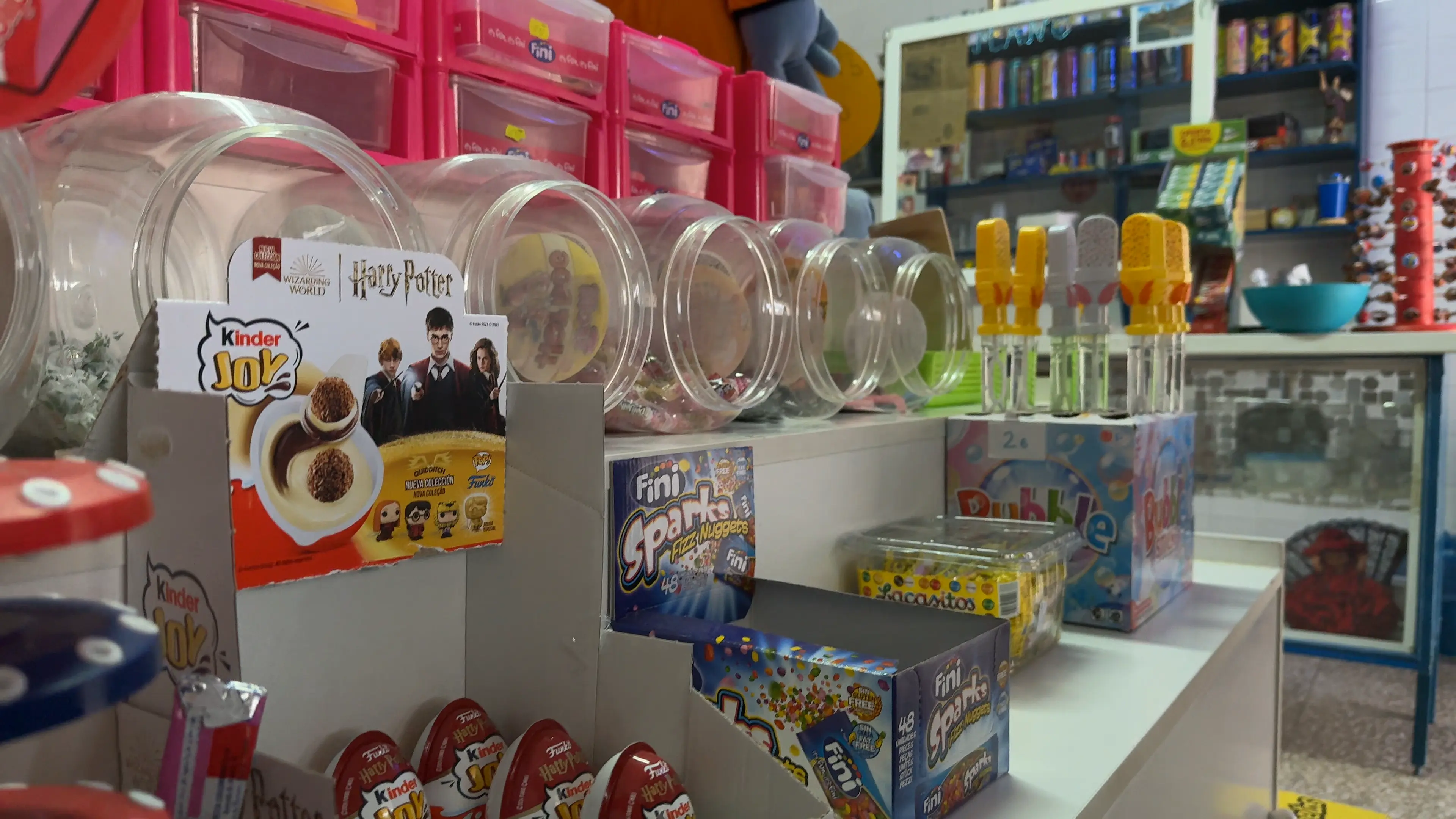 Selección de snacks y dulces tradicionales en La Tienda de Manu, donde cada visita es un placer