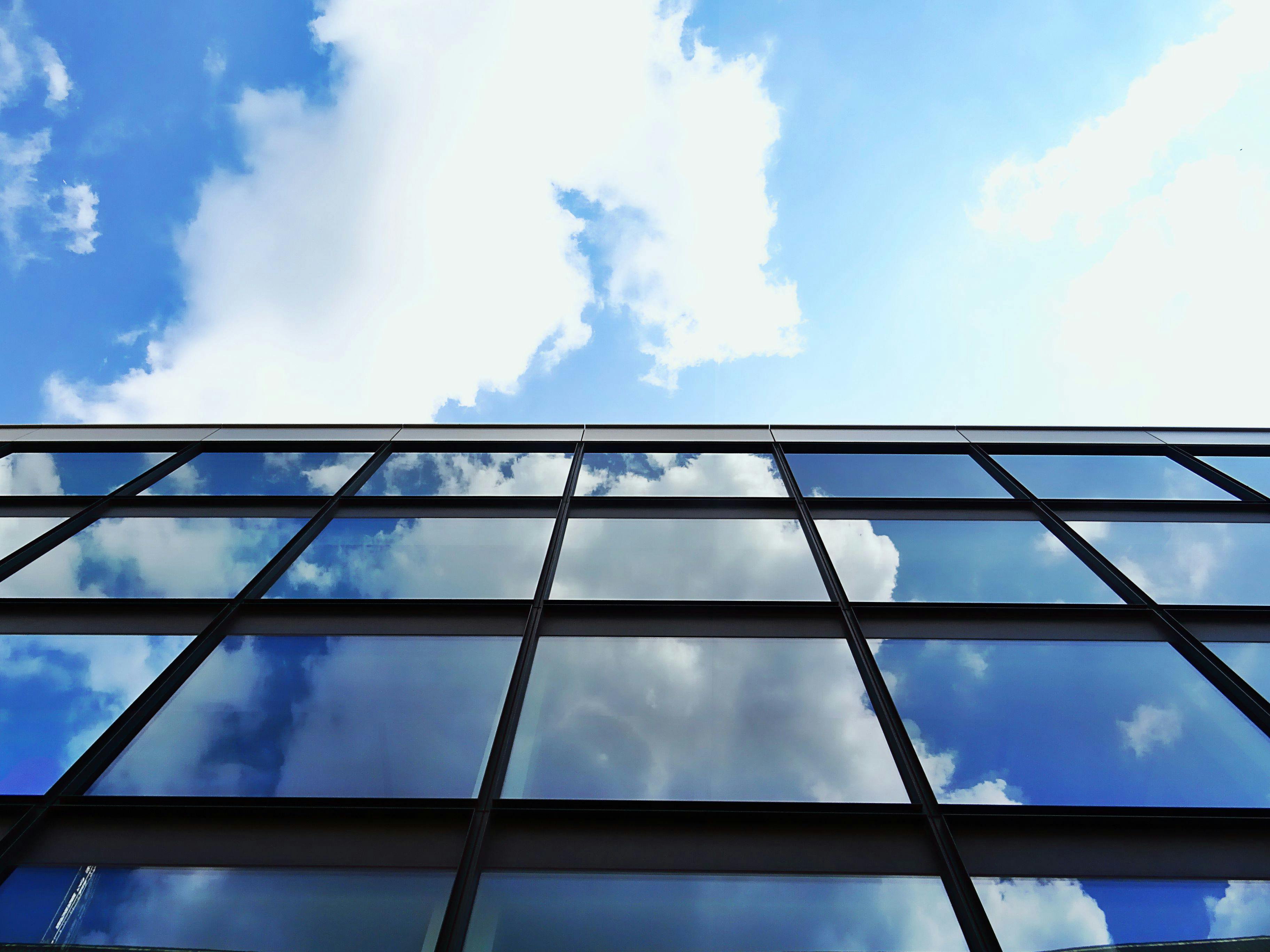 Große Fensterfassade mit Sonnenreflexion