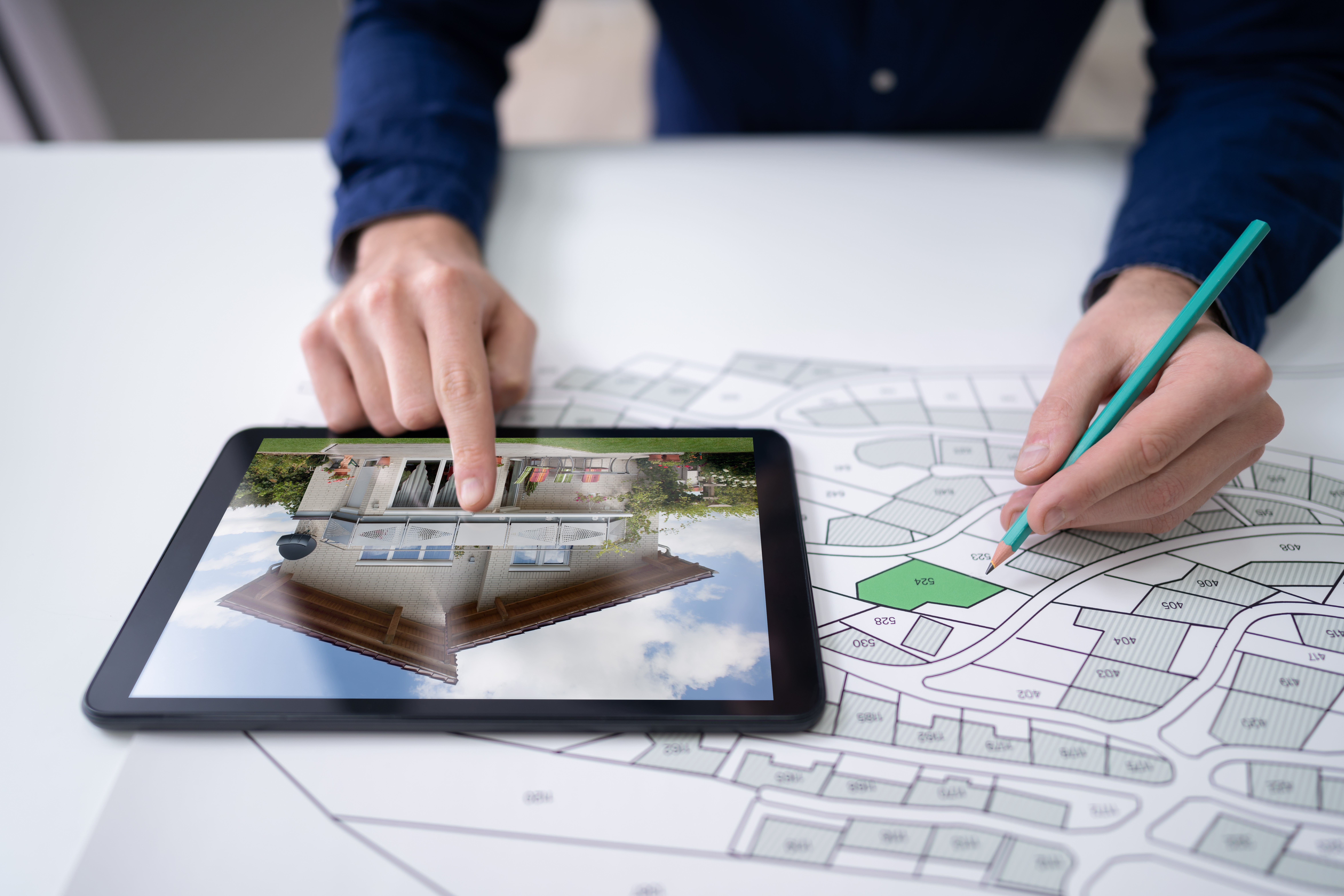 Portrait von Björn Frentrup, Gründer von Wohnvision, vor neutralem Hintergrund