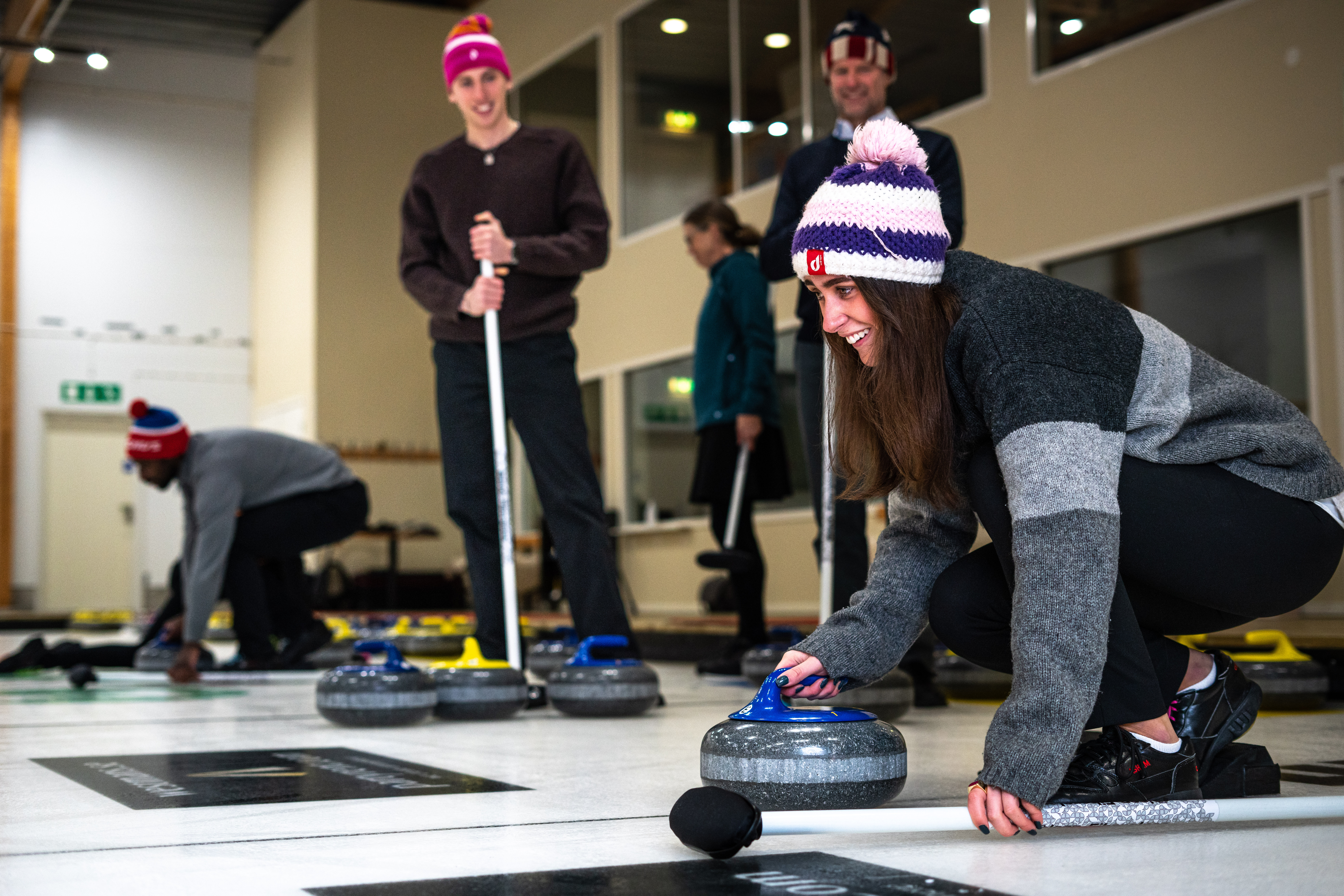 Sällskap som spelar curling på isen