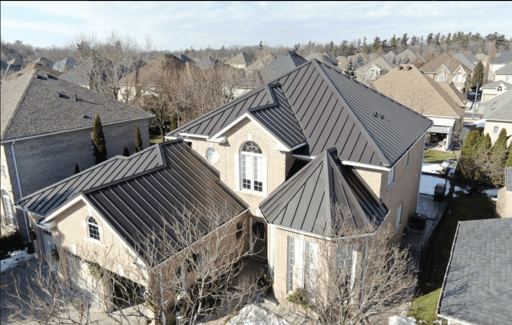 Gros plan d’une toiture métallique à joints debout avec panneaux en acier