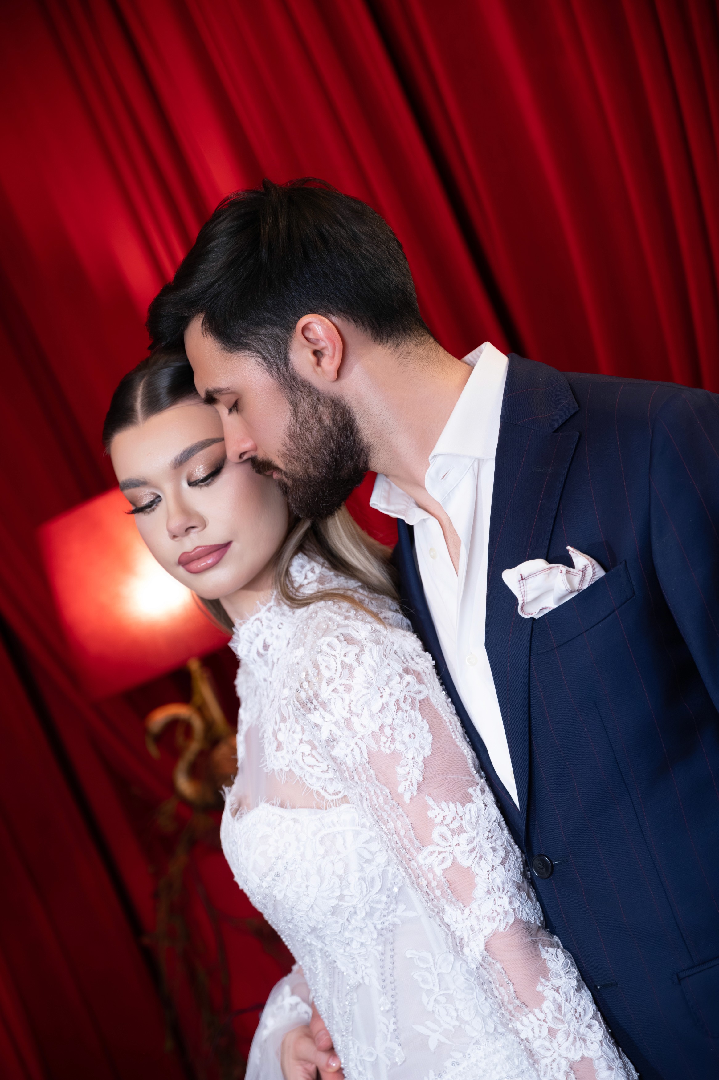 Mire și mireasă surprinși într-un moment intim cu lumină cinematică, fotografie de nuntă în București