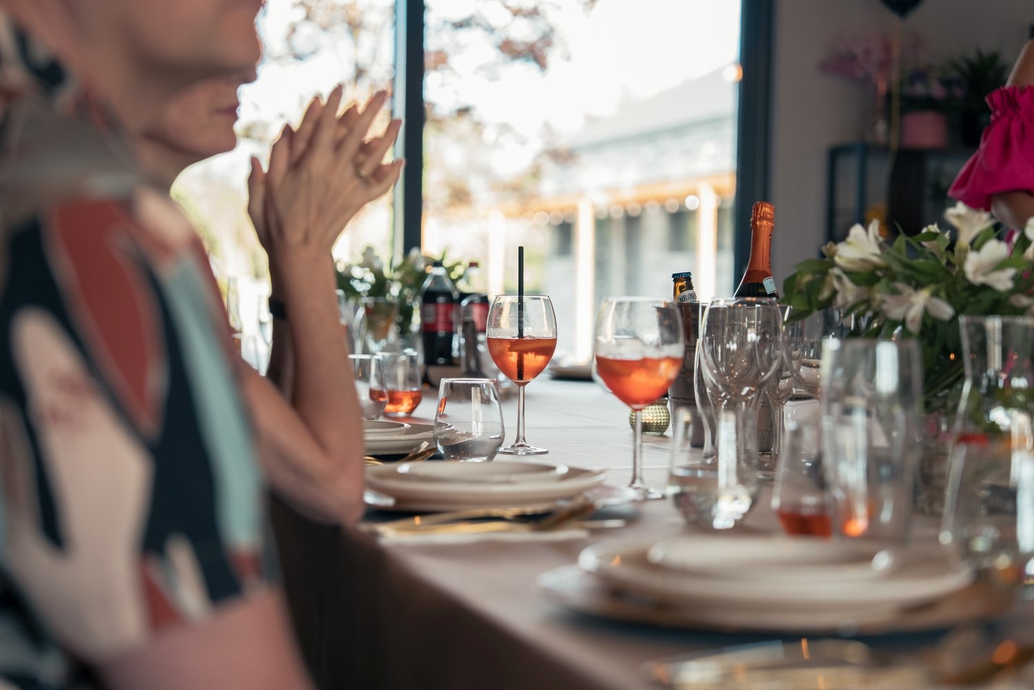 przyjęcie urodzinowe z drinkami i nakryciem stołu