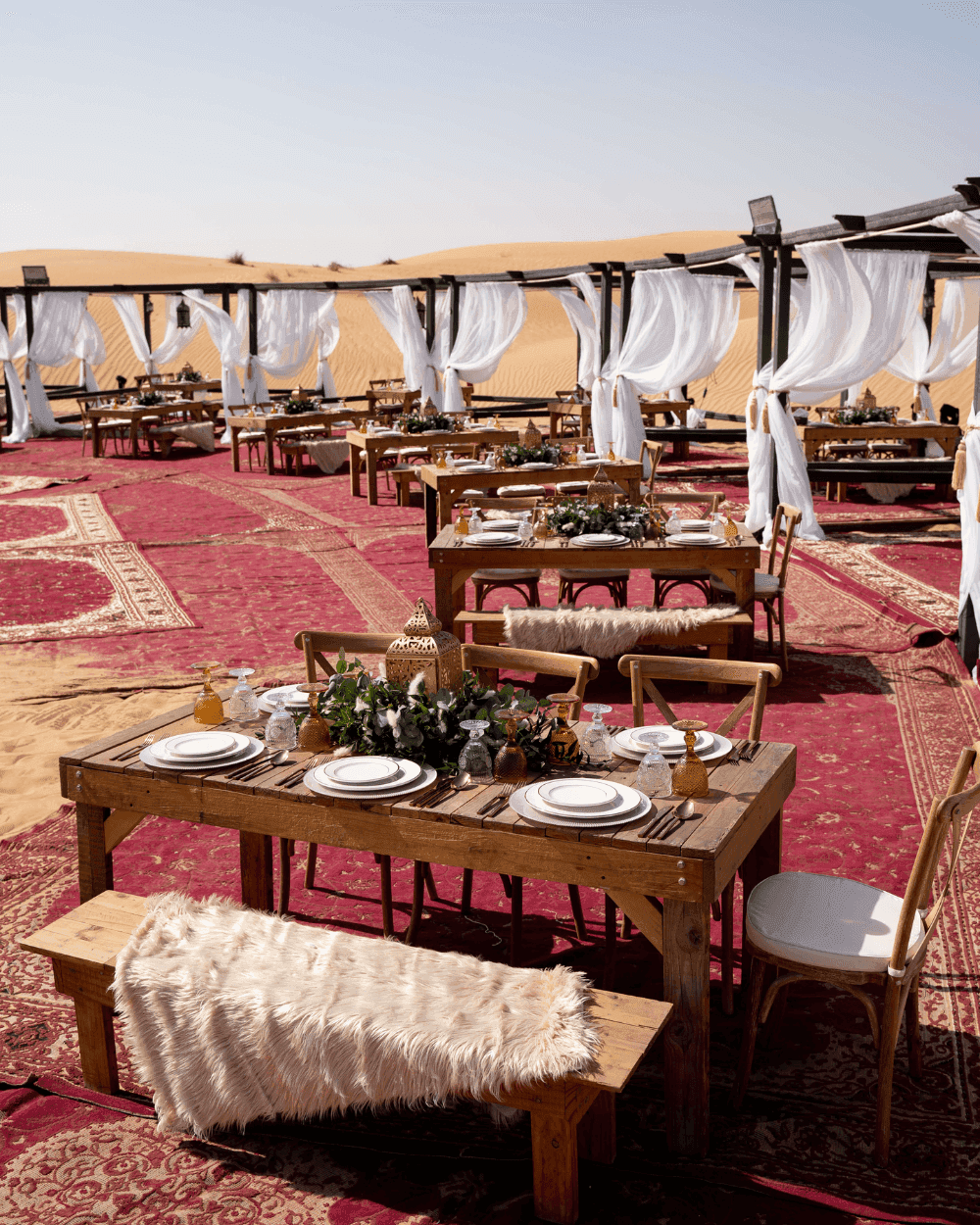 https://cdn.shopify.com/s/files/1/0002/7112/2497/files/arabian-adventures-bat-desert-dinner-17.png?v=1720769967