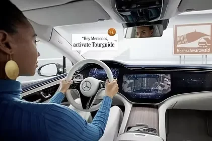 Une conductrice qui parle à sa voiture mercedes