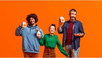 Mensen op oranje achtergrond van Simyo met drie mensen die een simkaart vasthouden.